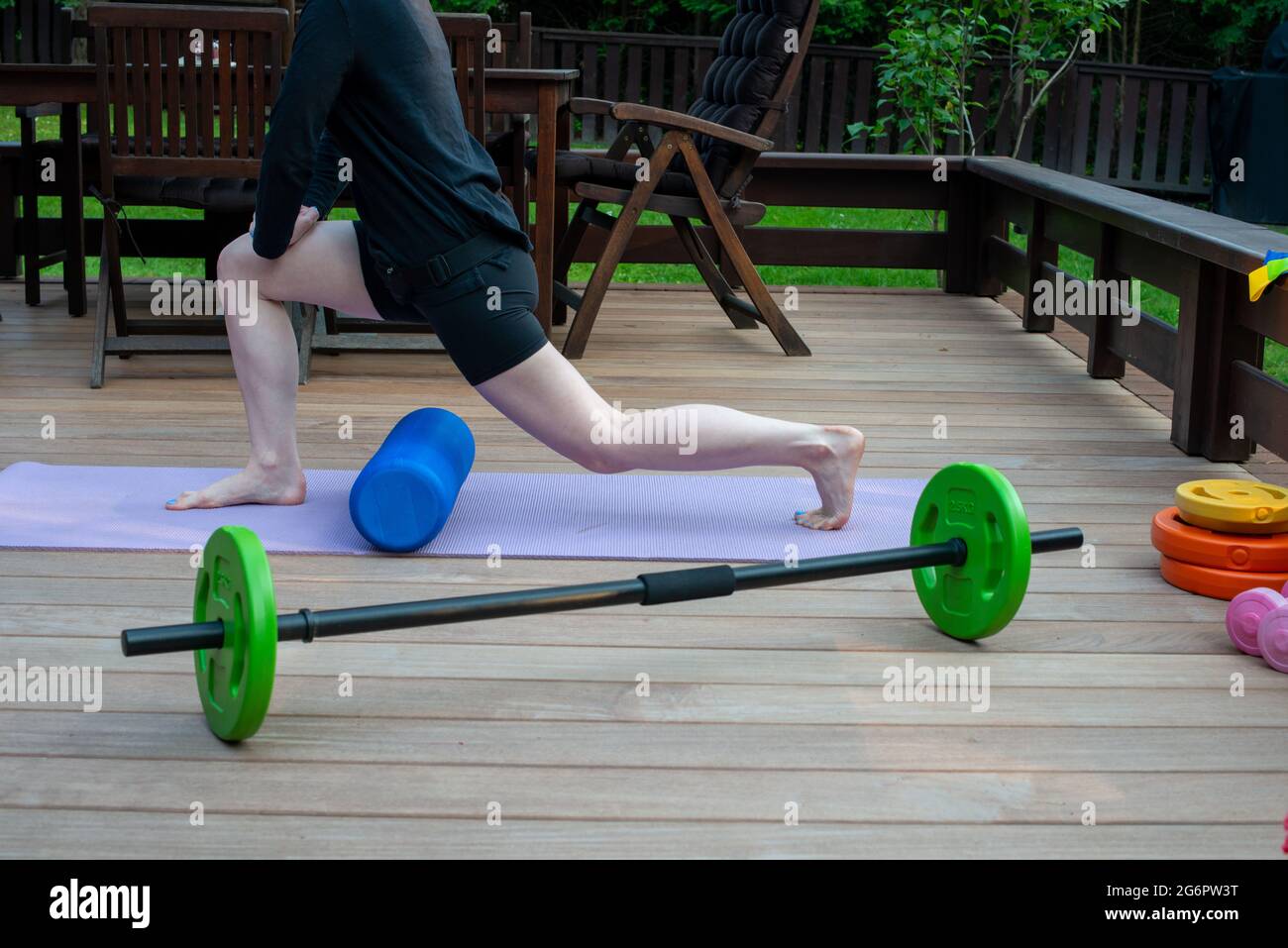 Les femmes font de l'exercice sur la terrasse de la cour. Équipement de formation à domicile. Fitness à la maison. Concept de santé, de formation et de style de vie. Banque D'Images