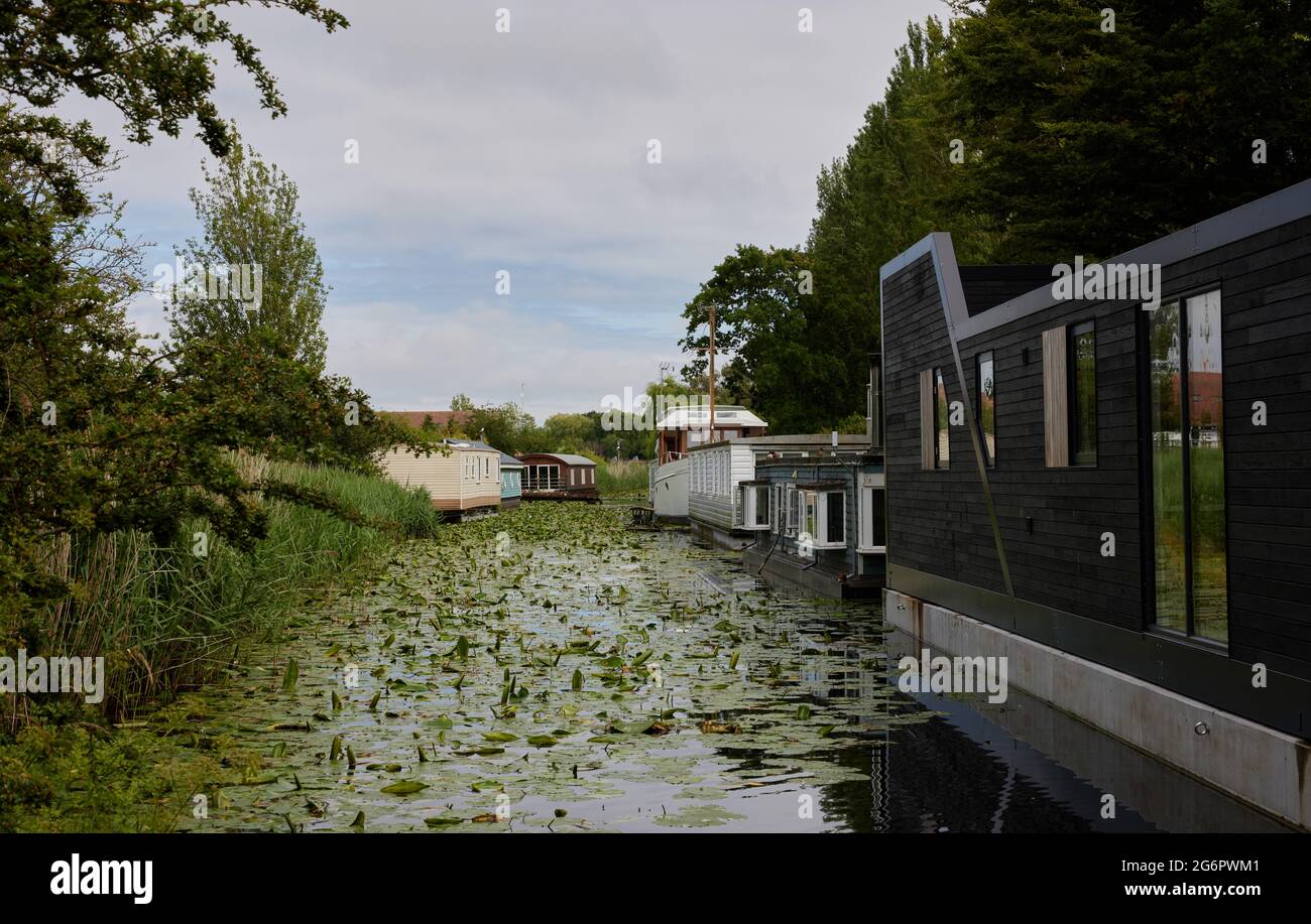 Péniche aménagée vue dans un canal en Angleterre, au Royaume-Uni. Banque D'Images