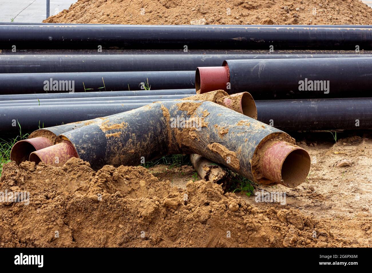 Installation du boîtier de distribution du réseau de chauffage et d'alimentation en eau. Cadre de raccordement des tuyaux dans la tranchée du sol. Banque D'Images