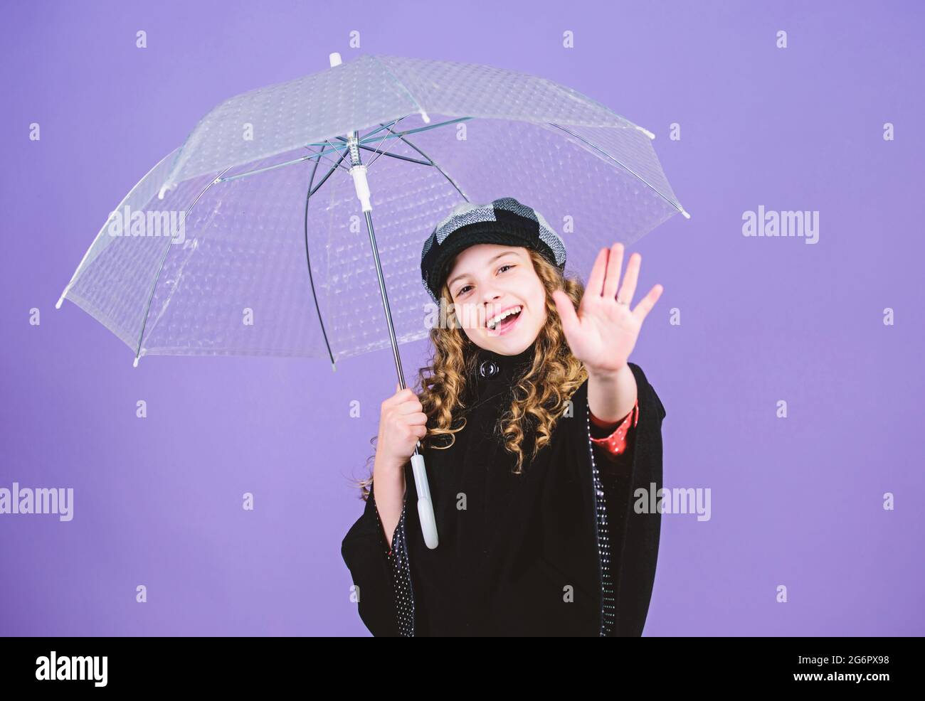 Enfant fille heureux tenir parapluie transparent. Profitez du temps  pluvieux avec des vêtements appropriés. Les accessoires imperméables  rendent le jour de la pluie amusant. Profitez du concept de pluie Photo  Stock -