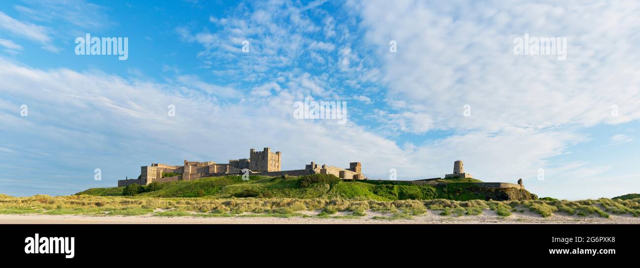 Vue panoramique montrant le château de Bamburgh le long de la côte pendant l'été, Bamburgh, Northumberland, Royaume-Uni Banque D'Images