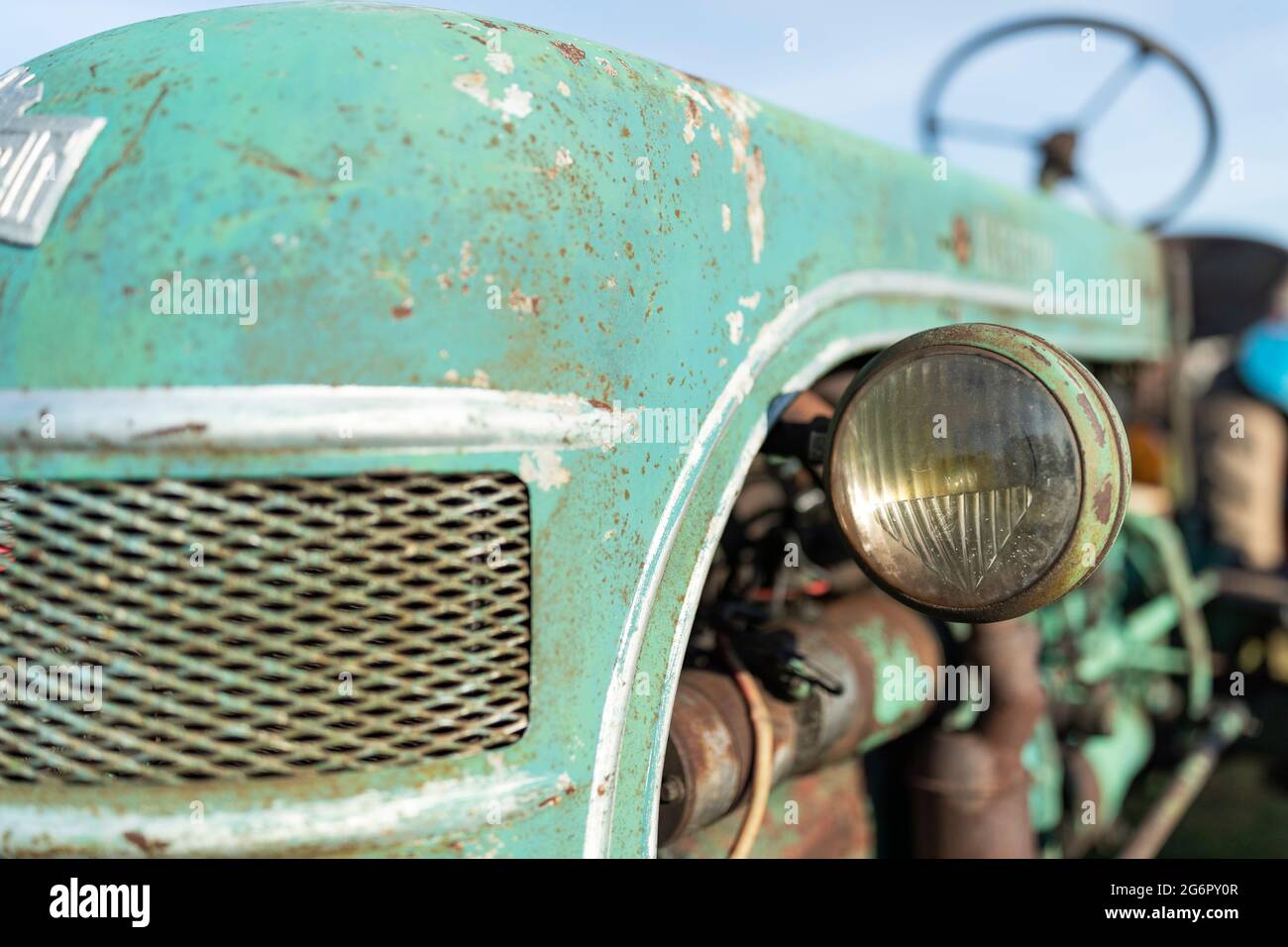 Vue d'un vieux tracteur vert lors d'un spectacle de campagne, dans le Nottinghamshire, au Royaume-Uni Banque D'Images