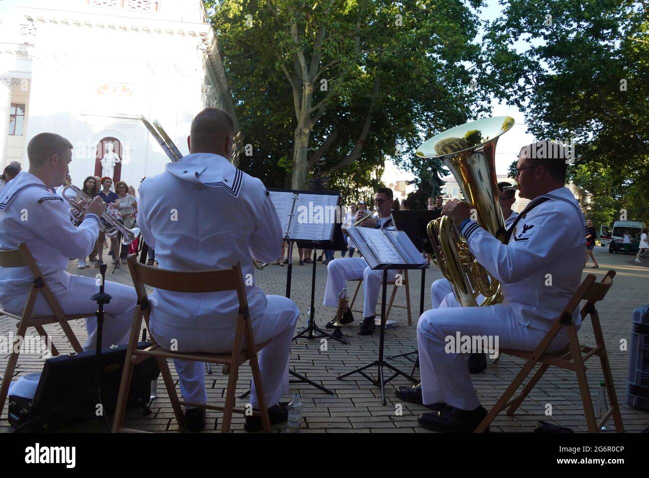 Non exclusif: ODESA, UKRAINE - 6 JUILLET 2021 - des musiciens de la sixième flotte américaine de cuivre quintet se produisent sur la place Dumska, Odesa, dans le sud de l'Ukraine. Banque D'Images