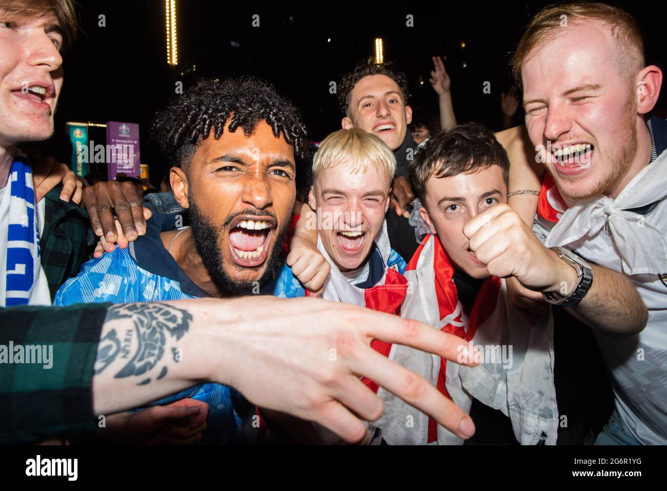 Londres, Royaume-Uni. 7 juillet 2021. Les fans d'Angleterre se réjouissent après une victoire de 2 à 1 au Championnat d'UEFA Euro 2020 demi-finale entre l'Angleterre et le Danemark au stade Wembley. Crédit : Michael Tubi/Alay Live News Banque D'Images