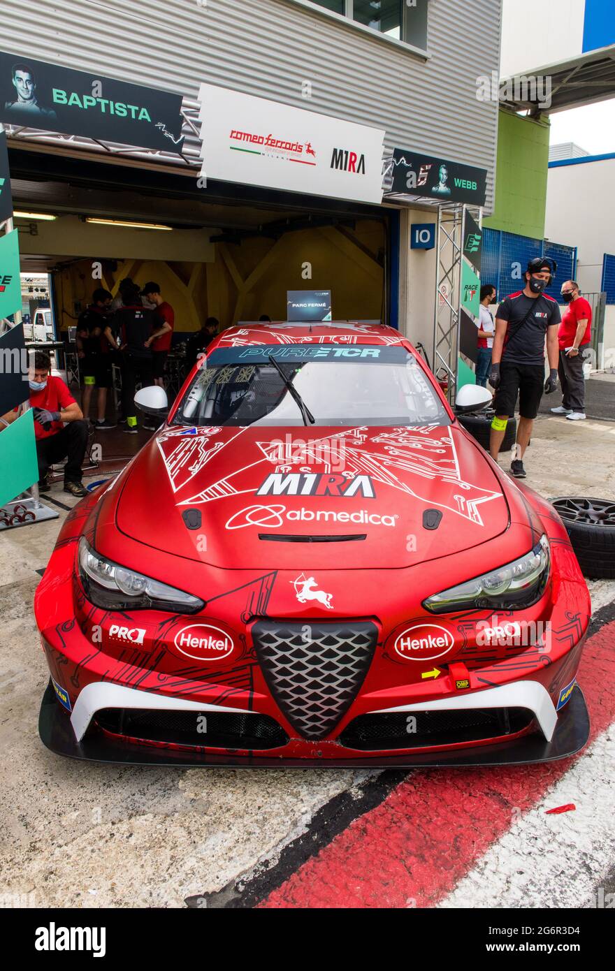 Vallelunga, Italie, juin 19 2021, Championnat pur ETCR. Alfa Romeo Ferraris écurie voiture de course électrique dans la piste de la fosse du circuit d'asphalte Banque D'Images