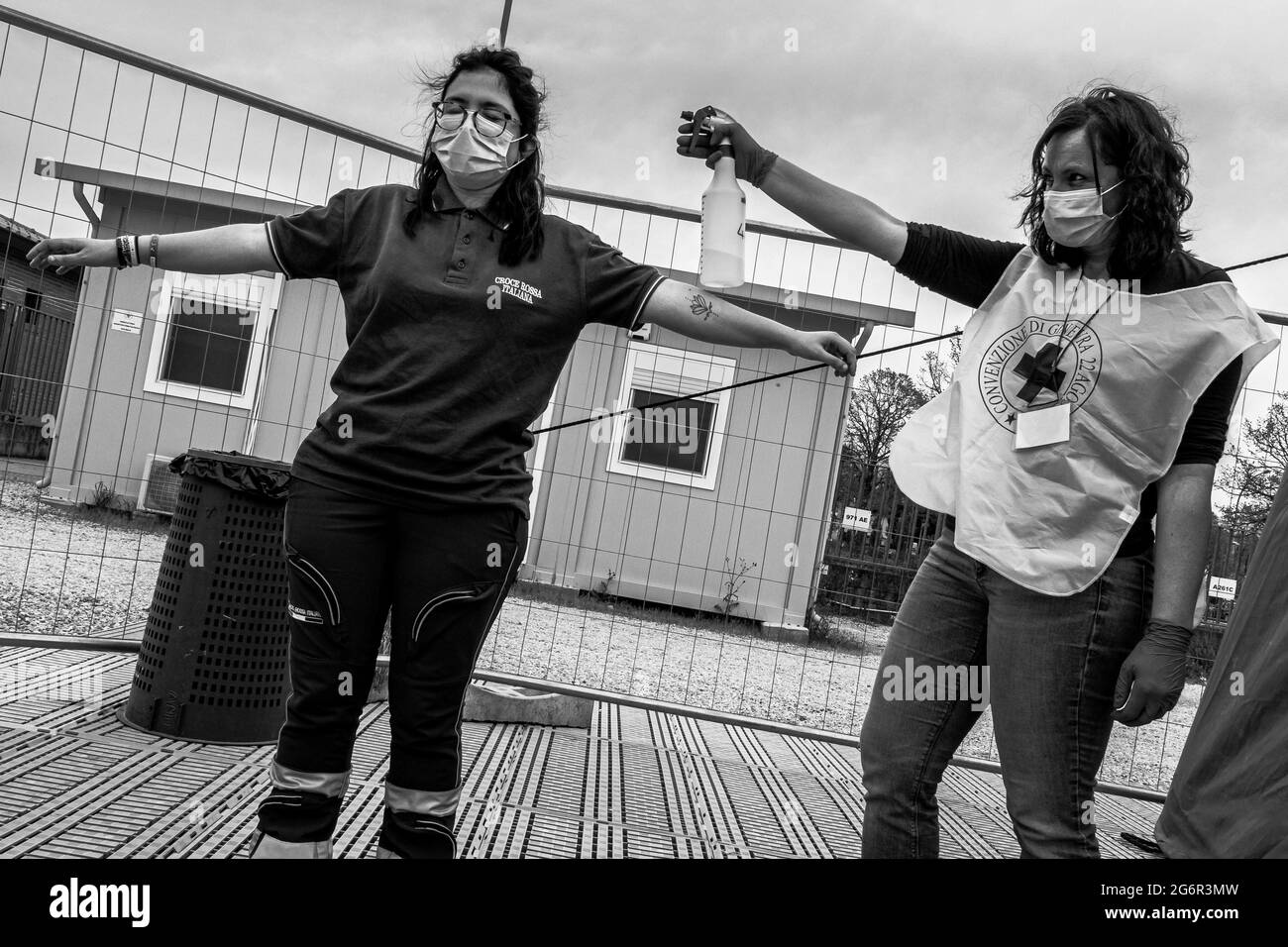 LUCCA, TOSCANE - ITALIE 2020: Assainissement volontaires temporaires de la Croix-Rouge italienne Banque D'Images