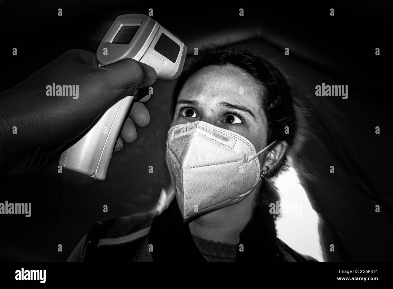 LUCCA, TOSCANE - ITALIE 2020:volontaires temporaires de la Croix-Rouge italienne en ambulance Banque D'Images