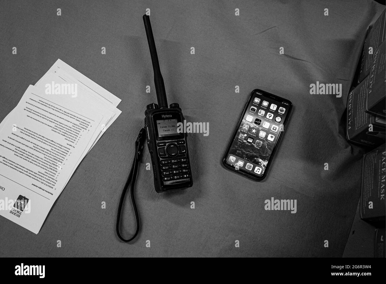 LUCCA, TOSCANE - ITALIE 2020: Téléphone intelligent et talkie-walkie sur table d'ambulance Banque D'Images