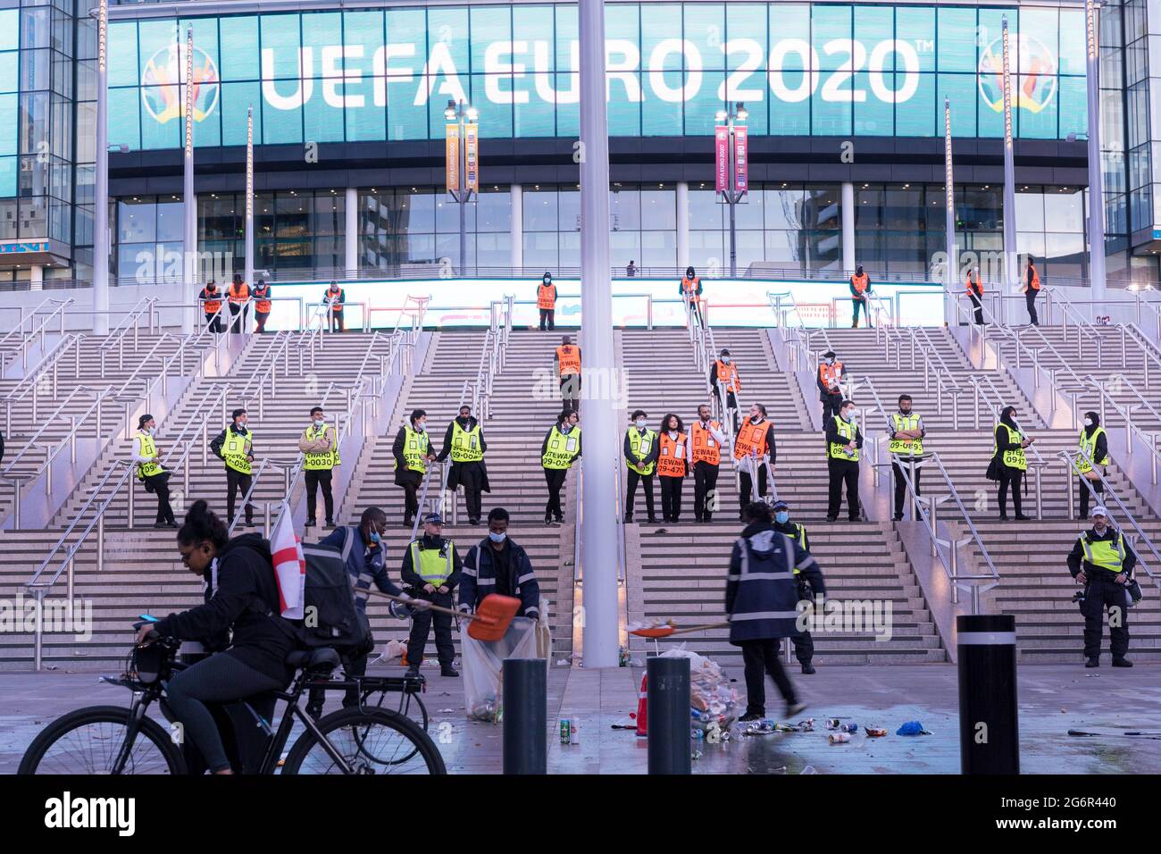 Des stewards et des gardes de sécurité bordent les marches menant à l'entrée du stade de football de Wembley à Londres Banque D'Images