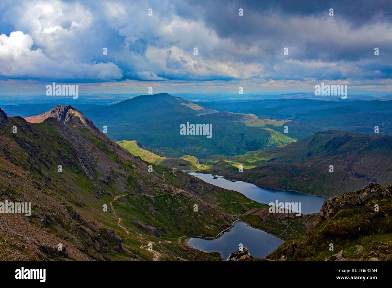 Vue sur Llyn Lydaw et Llyn Glaswyn depuis le chemin de Llanberis jusqu'au sommet du mont Snowdon Banque D'Images
