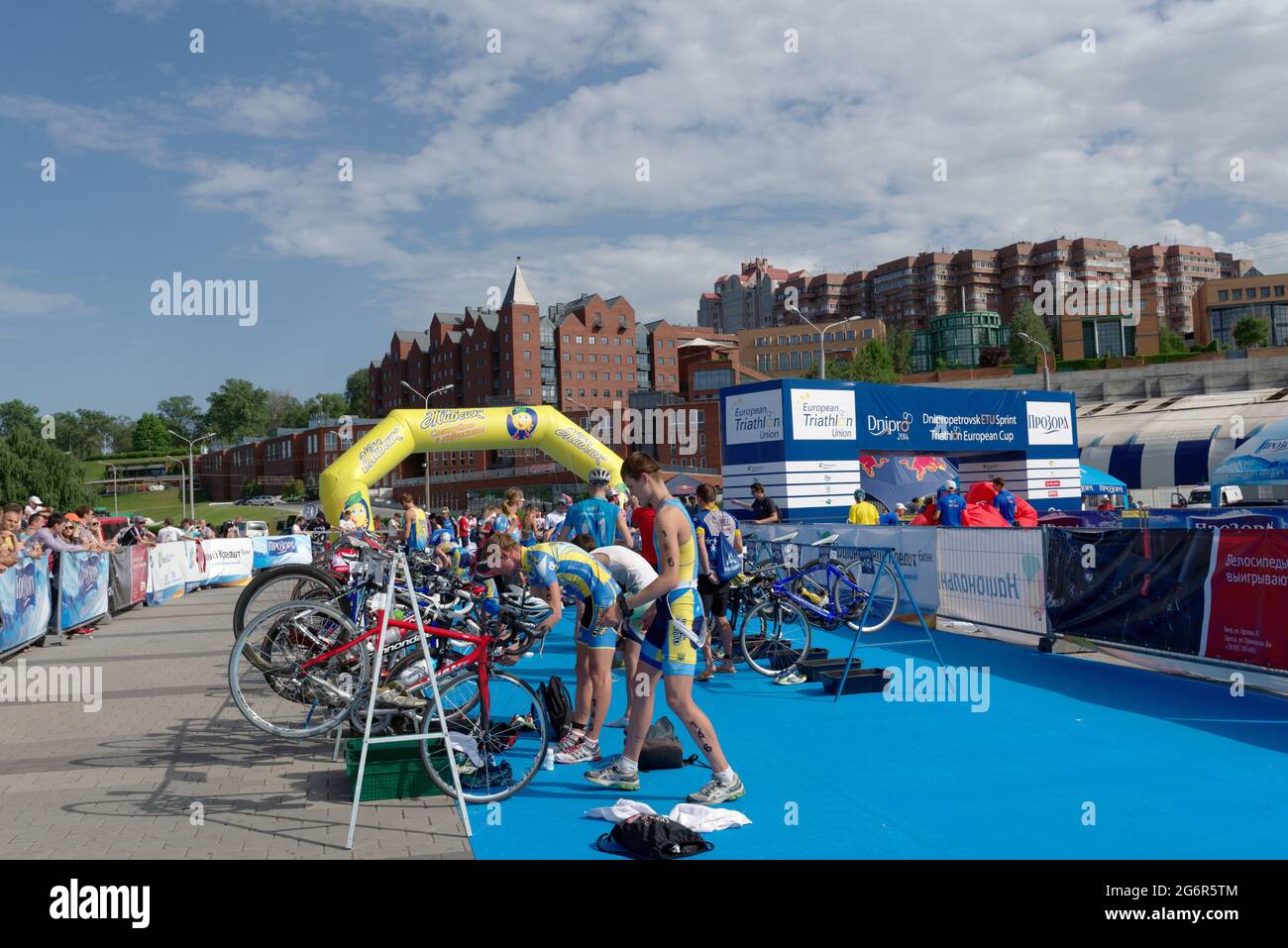 Dnepropetrovsk, Ukraine - 24 mai 2014 : les athlètes préparent leurs vélos et leurs kits de compétition dans la zone de transition de la coupe européenne de triathlon ETU Sprint. C'est la première fois que la coupe européenne de triathlon se déroule en Ukraine Banque D'Images