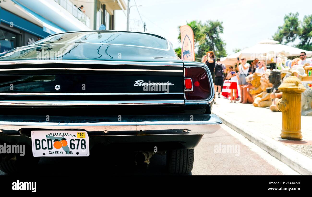 Thessalonique, Grèce - 6 juillet 2021: Muscle car Plymouth Barracuda sur une scène de tir pendant la production du nouveau film l'Enforcer en Grèce, Thessalo Banque D'Images