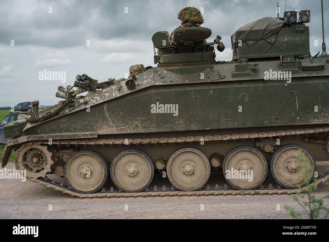 armée britannique FV103 Spartan véhicule blindé léger en action lors d'un exercice militaire Banque D'Images