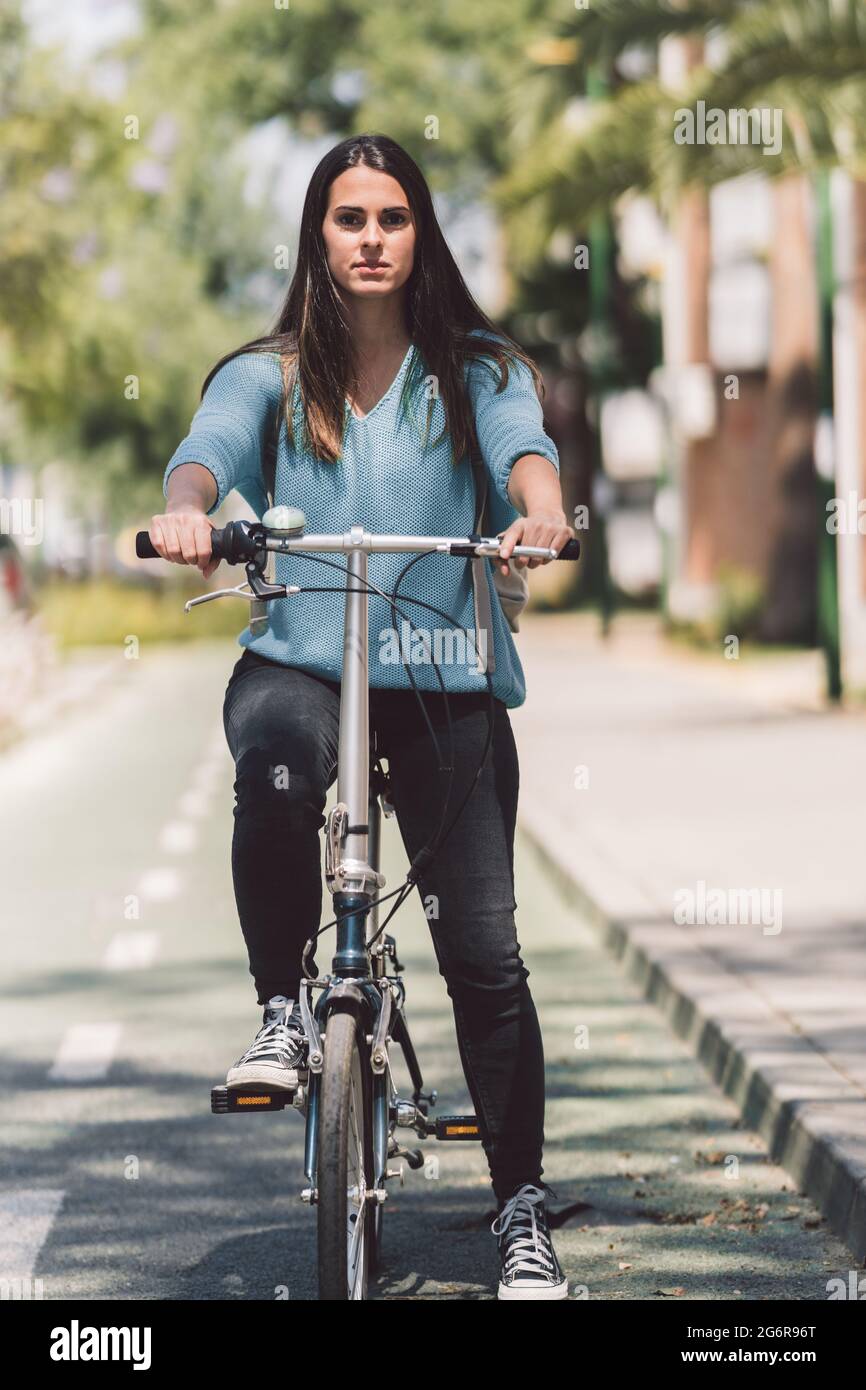 Jeune femme avec un vélo à l'extérieur Banque D'Images
