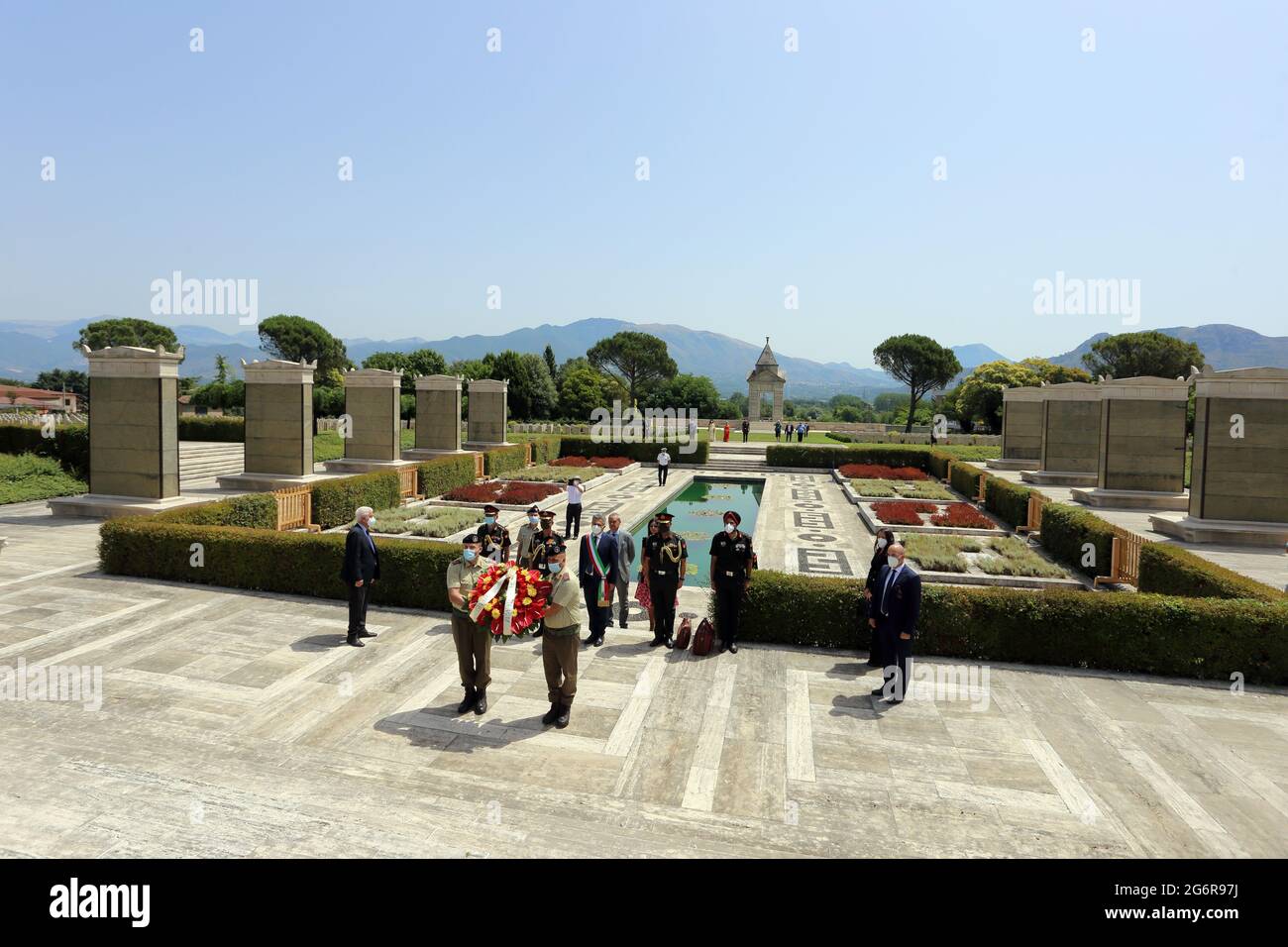 Cassino, Italie, 7 juillet 2021. Le maire Enzo Salera et le commandant général Manoj Mukund Naravane rendent hommage aux Indiens morts de la Seconde Guerre mondiale enterrés dans le cimetière du Commonwealth, Cassino, Italie Banque D'Images