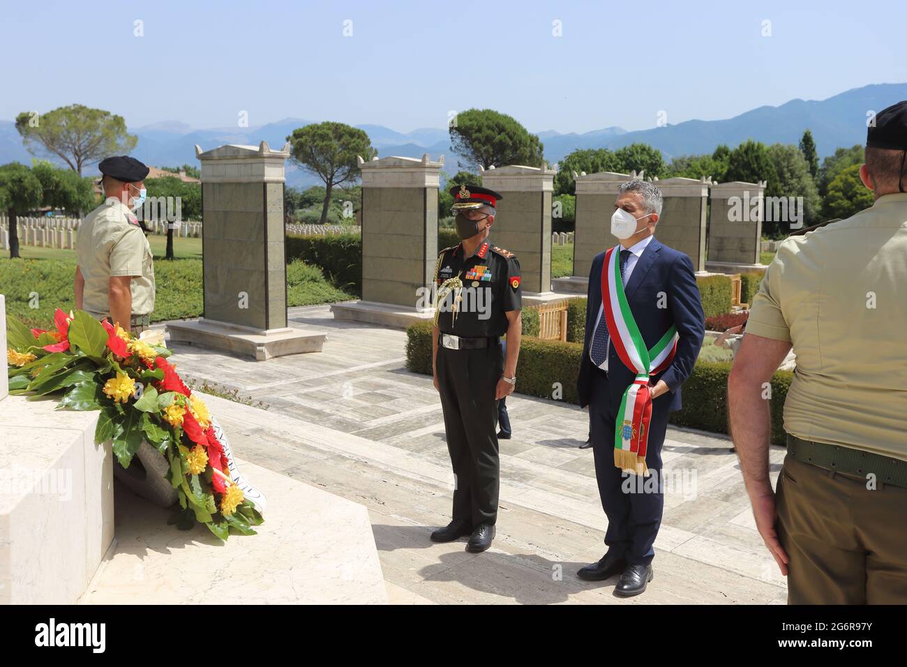 Cassino, Italie, 7 juillet 2021. Le maire Enzo Salera et le commandant général Manoj Mukund Naravane rendent hommage aux Indiens morts de la Seconde Guerre mondiale enterrés dans le cimetière du Commonwealth, Cassino, Italie Banque D'Images
