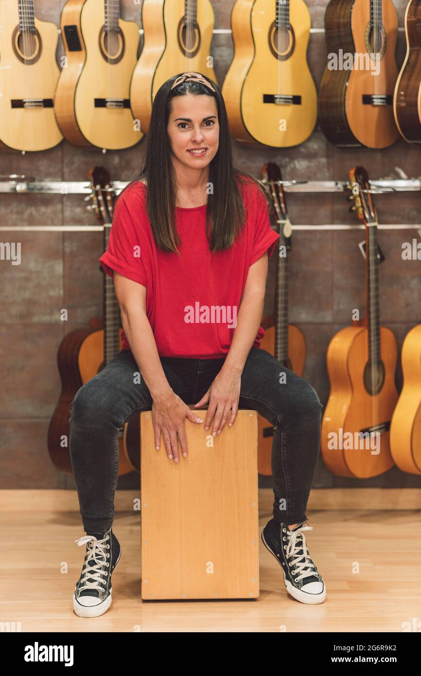 Femme jouant le tiroir dans une boutique d'instruments de musique Banque D'Images