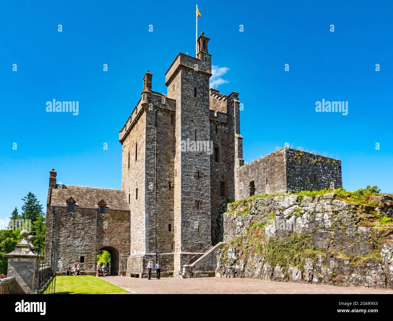 Entrée et ancien château vu depuis l'entrée du jardin des jardins du château de Drummond Muthill Crief Perth et Kinross Scotland UK Banque D'Images