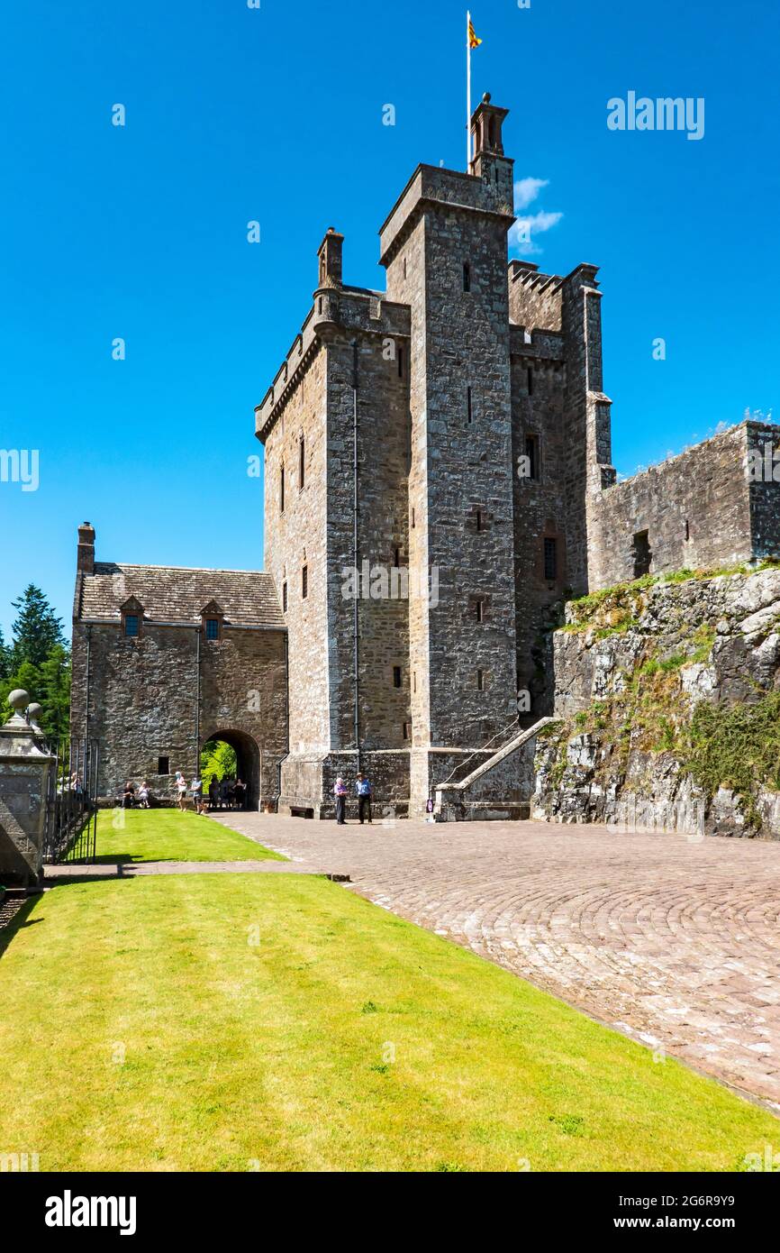 Entrée et ancien château vu depuis l'entrée du jardin des jardins du château de Drummond Muthill Crief Perth et Kinross Scotland UK Banque D'Images