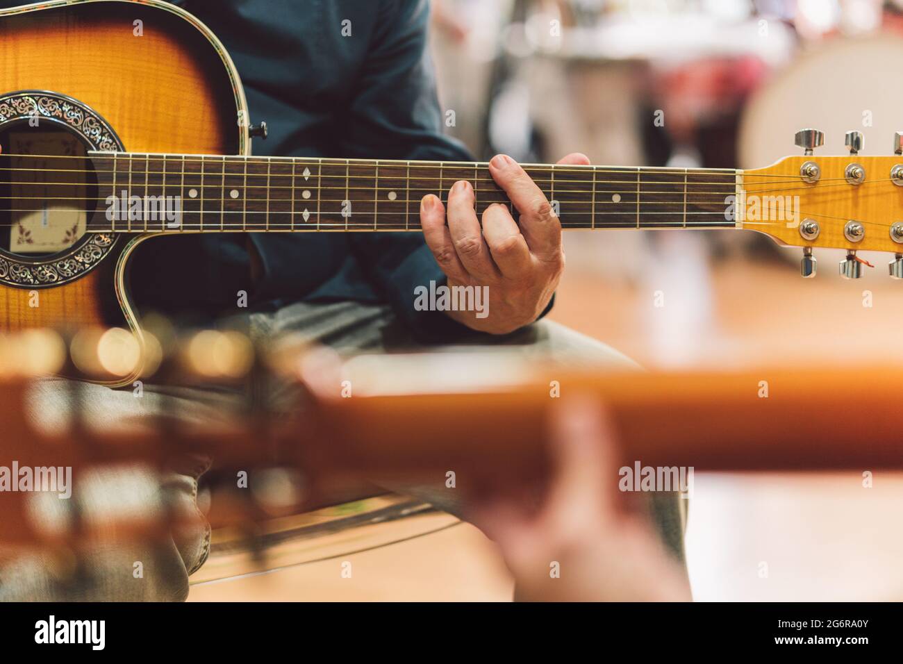 Mains d'un homme jouant de la guitare en duo Banque D'Images