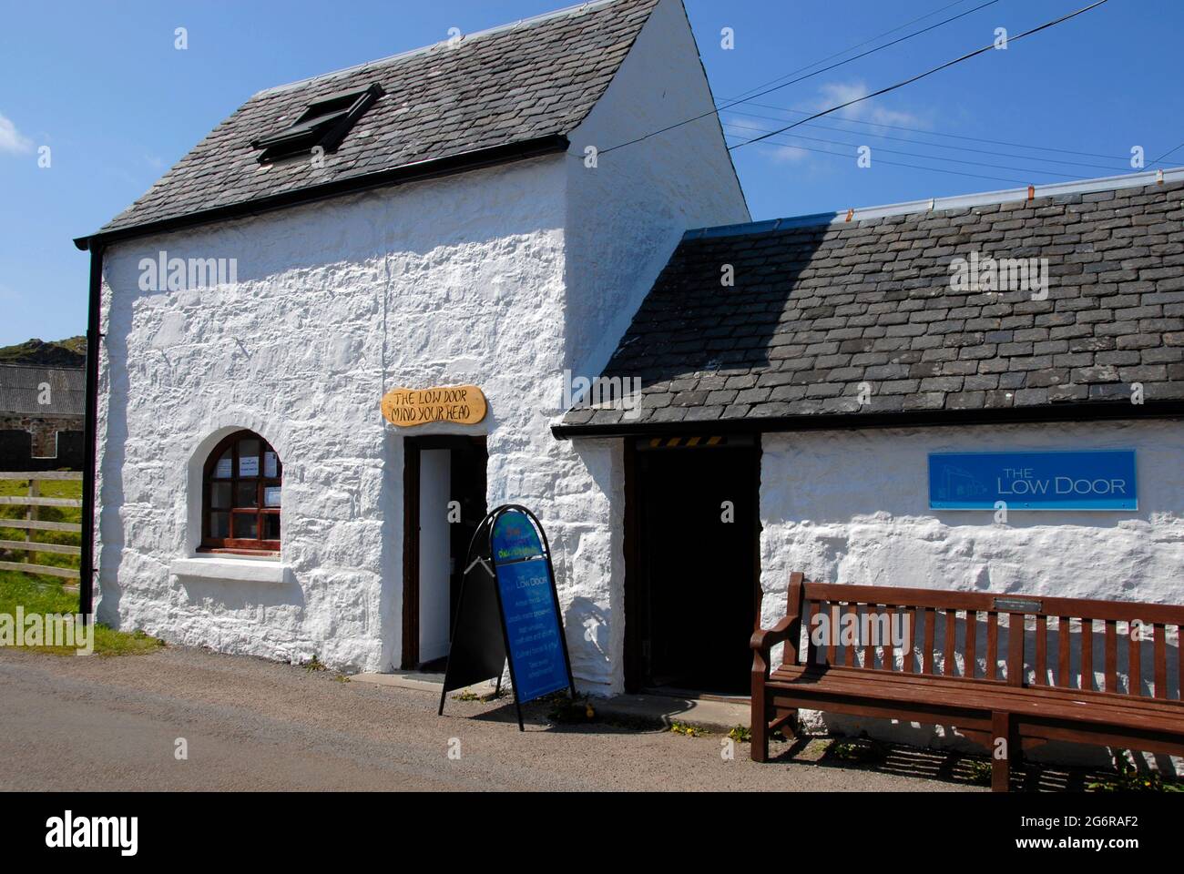 Petite boutique avec porte basse à l'entrée, Iona, Écosse Banque D'Images