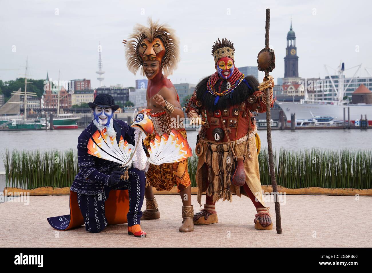 08 juillet 2021, Hambourg: Les acteurs musicaux de 'le Roi Lion', Joachim  Benoit (l-r) comme Zazu, Hope Maine comme Simba et Thenjiwe Nofemele comme  Rafiki, se tiennent sur une petite scène devant