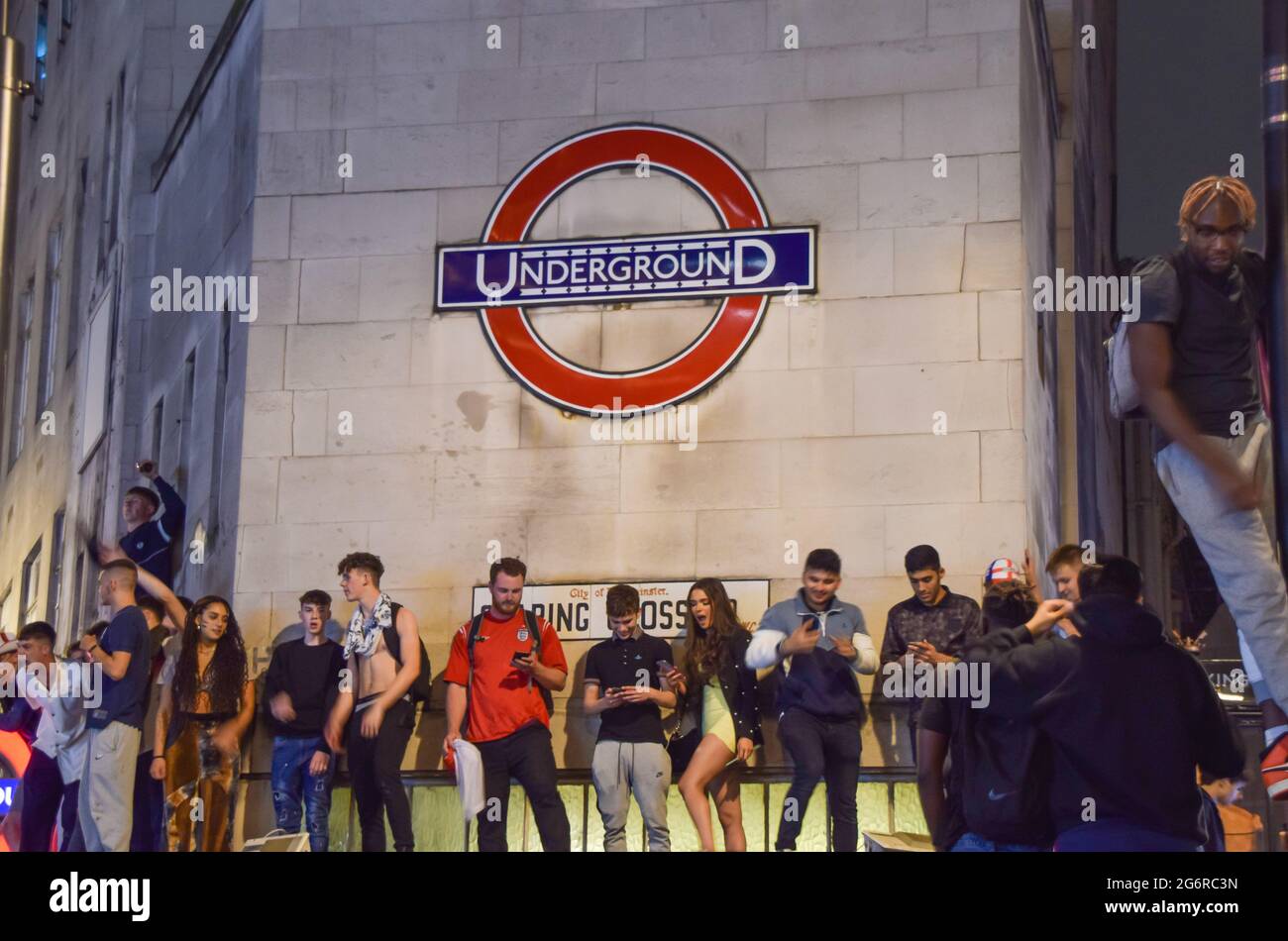 Londres, Royaume-Uni. 7 juillet 2021. Les fans de football grimpent au sommet de Leicester Square Station après la victoire de l'Angleterre sur le Danemark à la demi-finale Euro 2020. Des milliers de supporters se sont rassemblés dans le centre de Londres pour célébrer la place de l'Angleterre dans la finale du championnat de football qui a lieu au stade Wembley. Banque D'Images