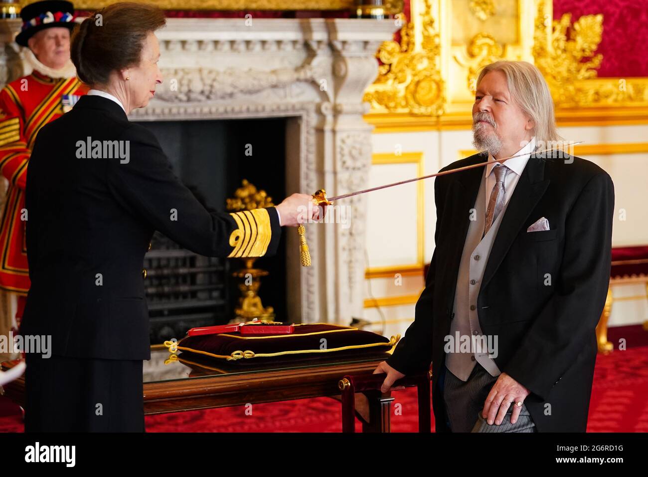 Sir Christopher Hampton, de Londres, est nommé Chevalier Bachelor de l'Empire britannique par la Princesse Royale au Palais St James à Londres. Date de la photo: Jeudi 8 juillet 2021. Banque D'Images