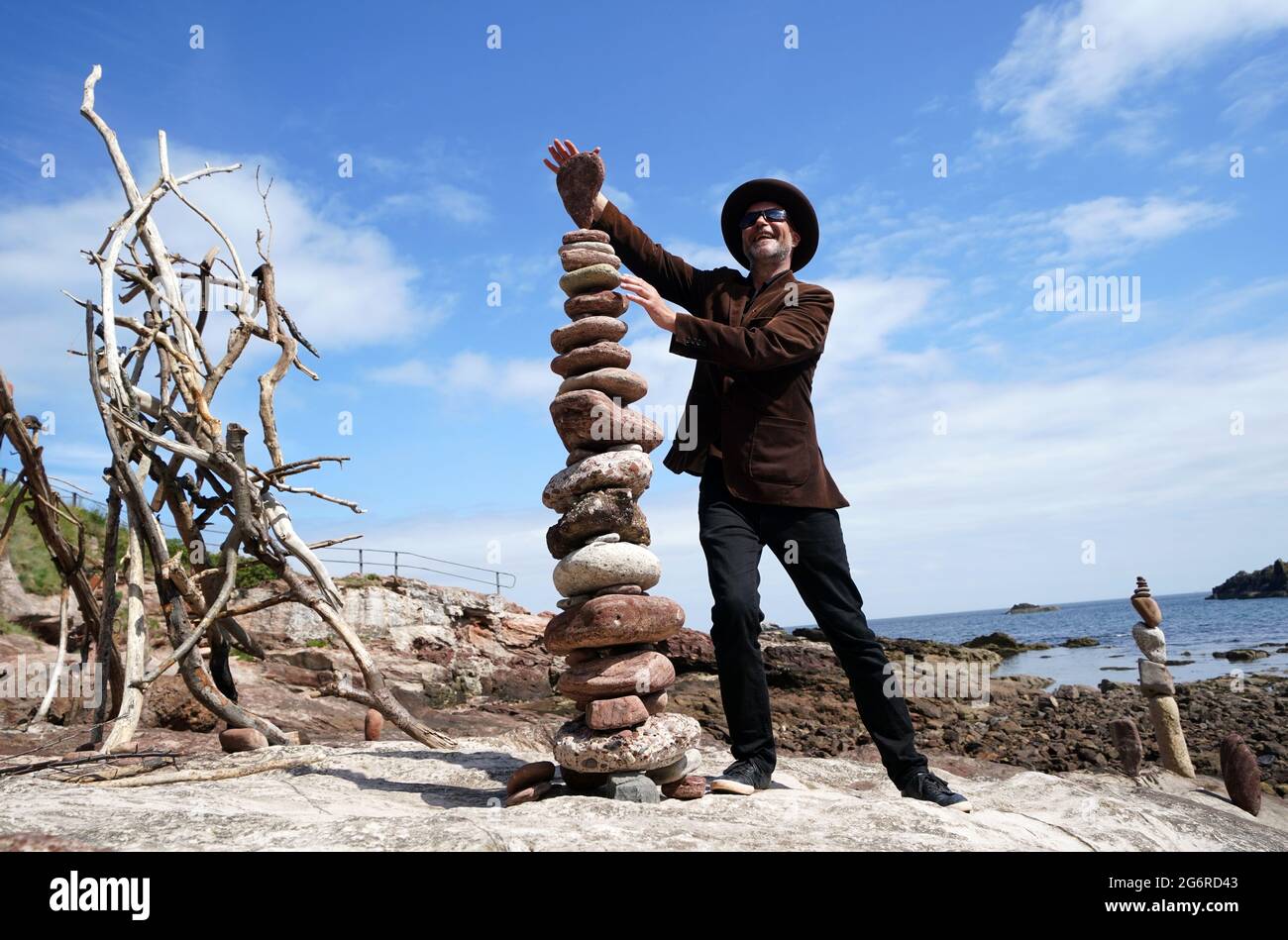 L'artiste James Craig page empile des pierres avec ses créations de sculptures en pierre sur la plage Eye Cave à Dunbar, Lothian est, devant les championnats européens de superposition de pierres. Les amateurs, les familles et les papillotes de pierre professionnels participeront à divers défis le samedi et le dimanche. Date de la photo: Jeudi 8 juillet 2021. Banque D'Images