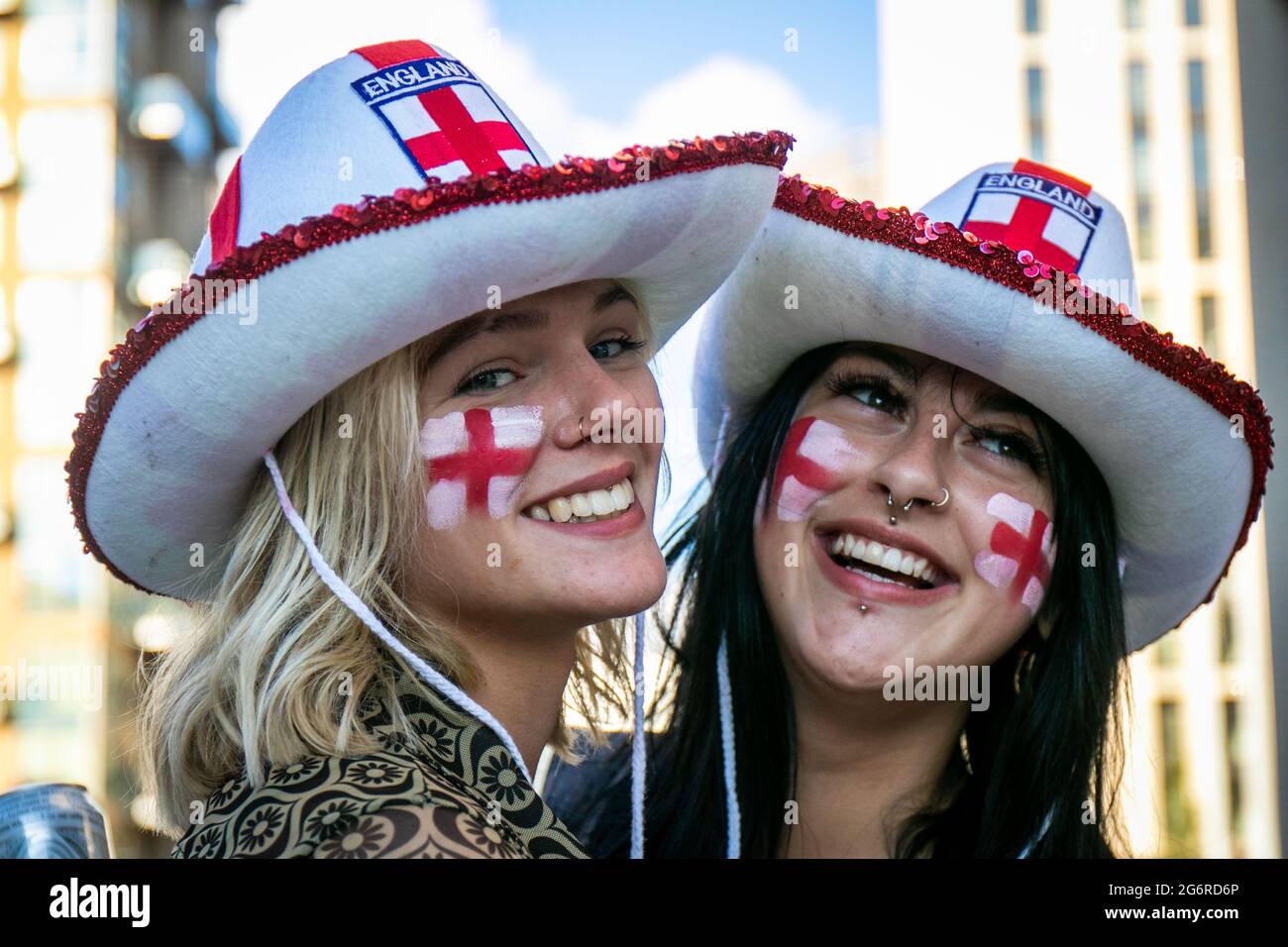 LONDRES, ANGLETERRE, JUILLET 07 2021, les fans de l'Angleterre à l'extérieur du stade Wembley avant l'Angleterre contre le Danemark euros 2020 demi-finale match crédit: Lucy North/Alamy Live News Banque D'Images