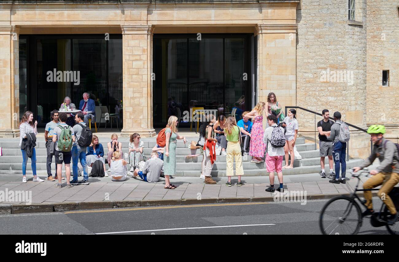 Les étudiants se rassemblent à l'extérieur de la bibliothèque Weston, à l'université d'Oxford, après un examen, le 2021 juin. Banque D'Images