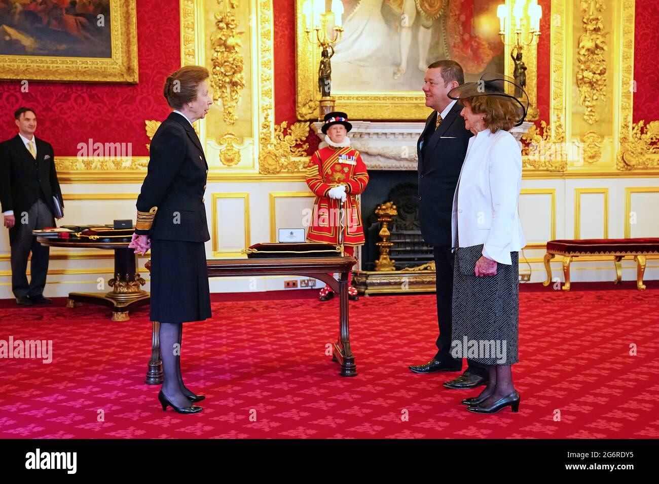 M. Christopher Luff, de Hertfordshire, est fait membre de l'ordre de l'Empire britannique par la princesse royale au Palais St James à Londres. Date de la photo: Jeudi 8 juillet 2021. Banque D'Images