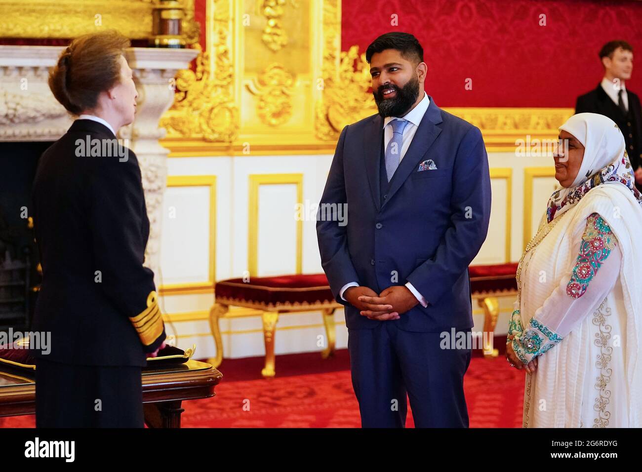 M. Nadeem Javaid de Londres est fait un MBE (membre de l'ordre de l'Empire britannique) par la Princesse Royale au Palais St James à Londres. Date de la photo: Jeudi 8 juillet 2021. Banque D'Images