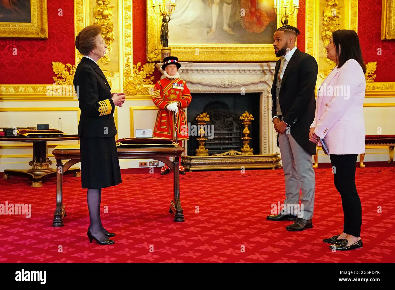 M. Trevor Elliot, de Londres, est fait membre de l'ordre de l'Empire britannique par la princesse Royal au Palais St James à Londres. Date de la photo: Jeudi 8 juillet 2021. Banque D'Images