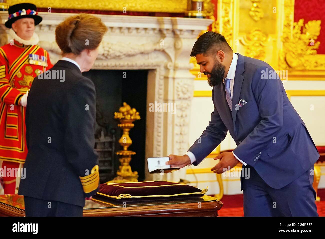 M. Nadeem Javaid de Londres est fait un MBE (membre de l'ordre de l'Empire britannique) par la Princesse Royale au Palais St James à Londres. Date de la photo: Jeudi 8 juillet 2021. Banque D'Images