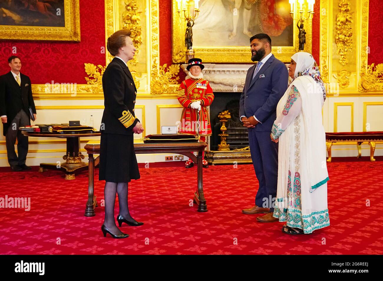 M. Nadeem Javaid de Londres est fait un MBE (membre de l'ordre de l'Empire britannique) par la Princesse Royale au Palais St James à Londres. Date de la photo: Jeudi 8 juillet 2021. Banque D'Images