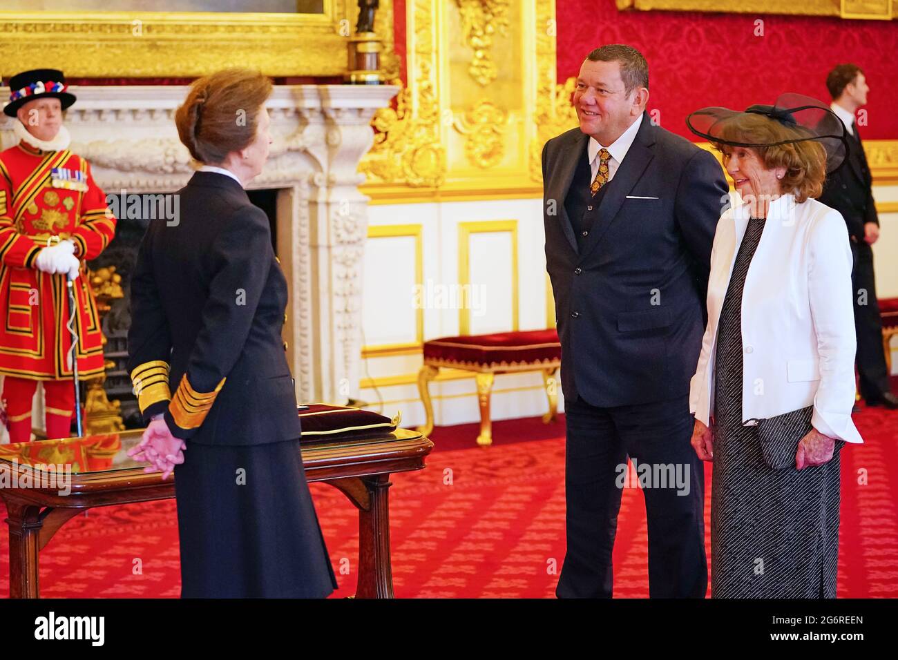 M. Christopher Luff, de Hertfordshire, est fait membre de l'ordre de l'Empire britannique par la princesse royale au Palais St James à Londres. Date de la photo: Jeudi 8 juillet 2021. Banque D'Images