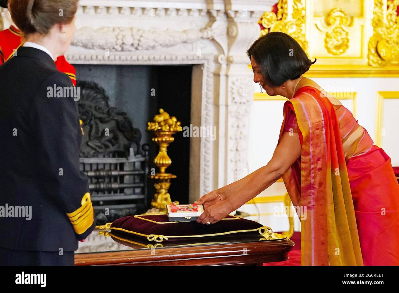 La chorégraphe britannique Shobana Jeyasingh de Londres est constituée en CBE (commandant de l'ordre de l'Empire britannique) par la princesse Royale au Palais St James de Londres. Date de la photo: Jeudi 8 juillet 2021. Banque D'Images