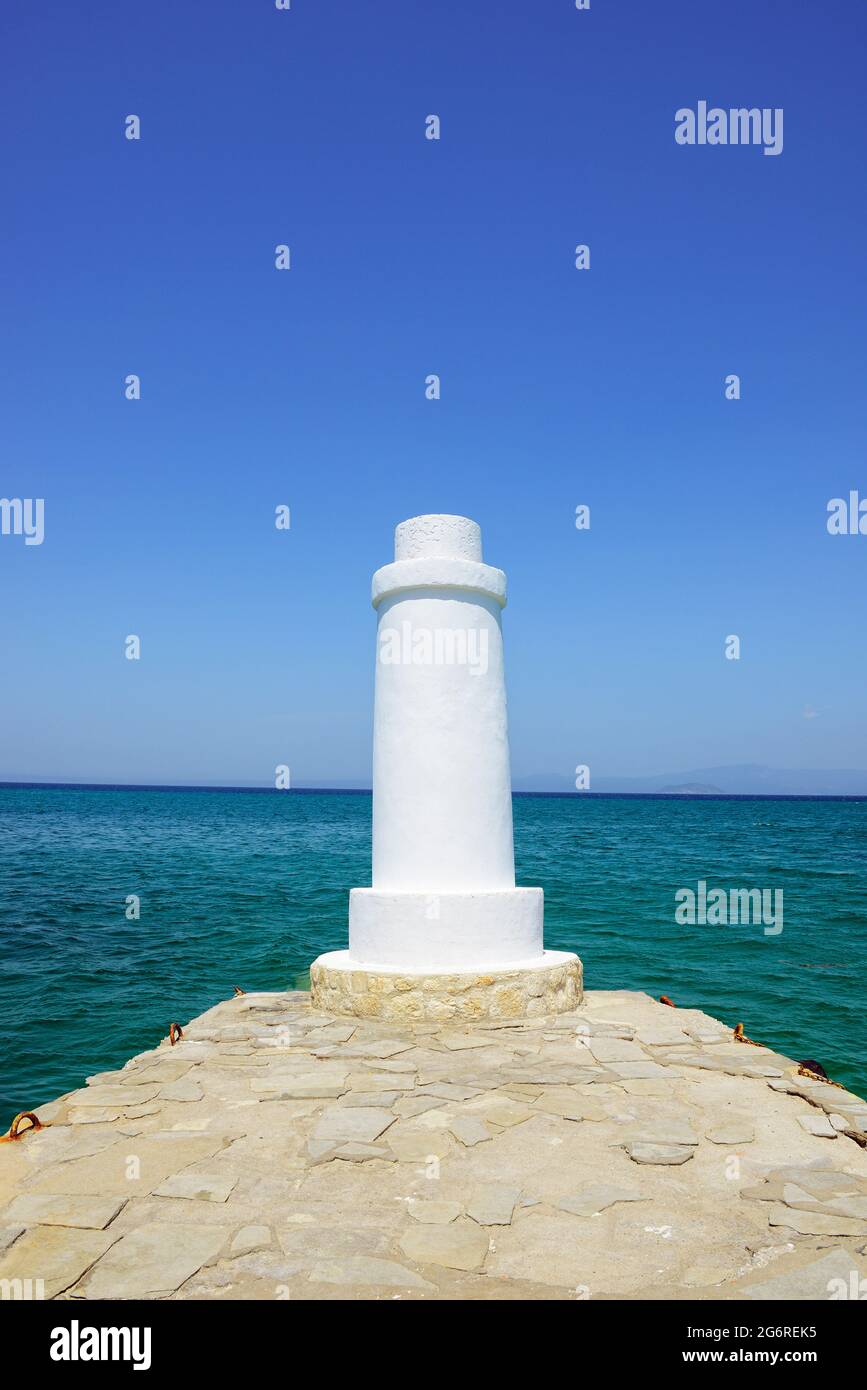 Phare au bout d'un quai dans la mer Égée. Pefkohori, Kassandra, Chalkidiki, Grèce Banque D'Images