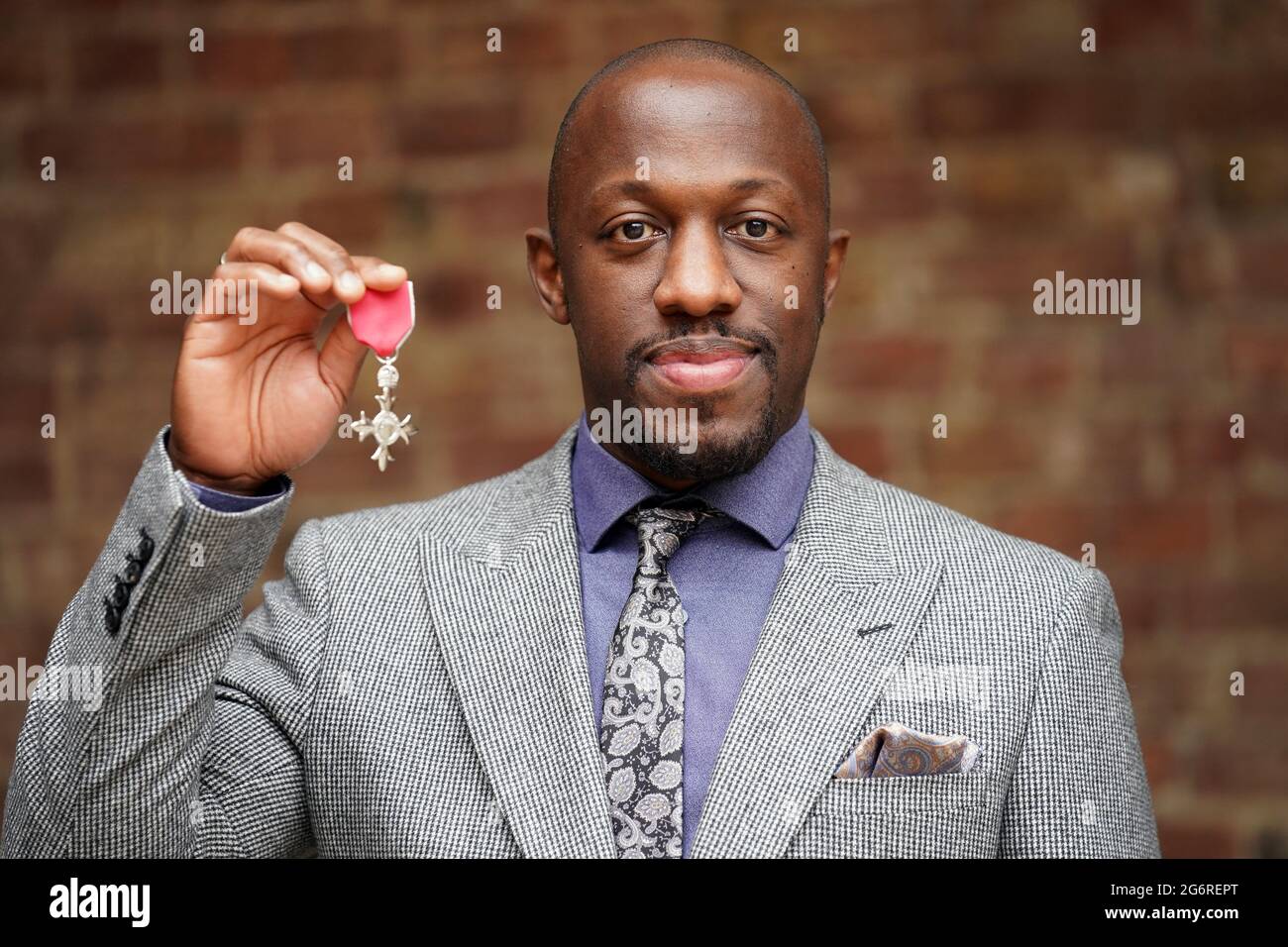 Acteur et musicien Giles Terera après avoir été fait une MBE pour les services au théâtre lors d'une cérémonie d'investiture au Palais St James, Londres. Date de la photo: Jeudi 8 juillet 2021. Banque D'Images