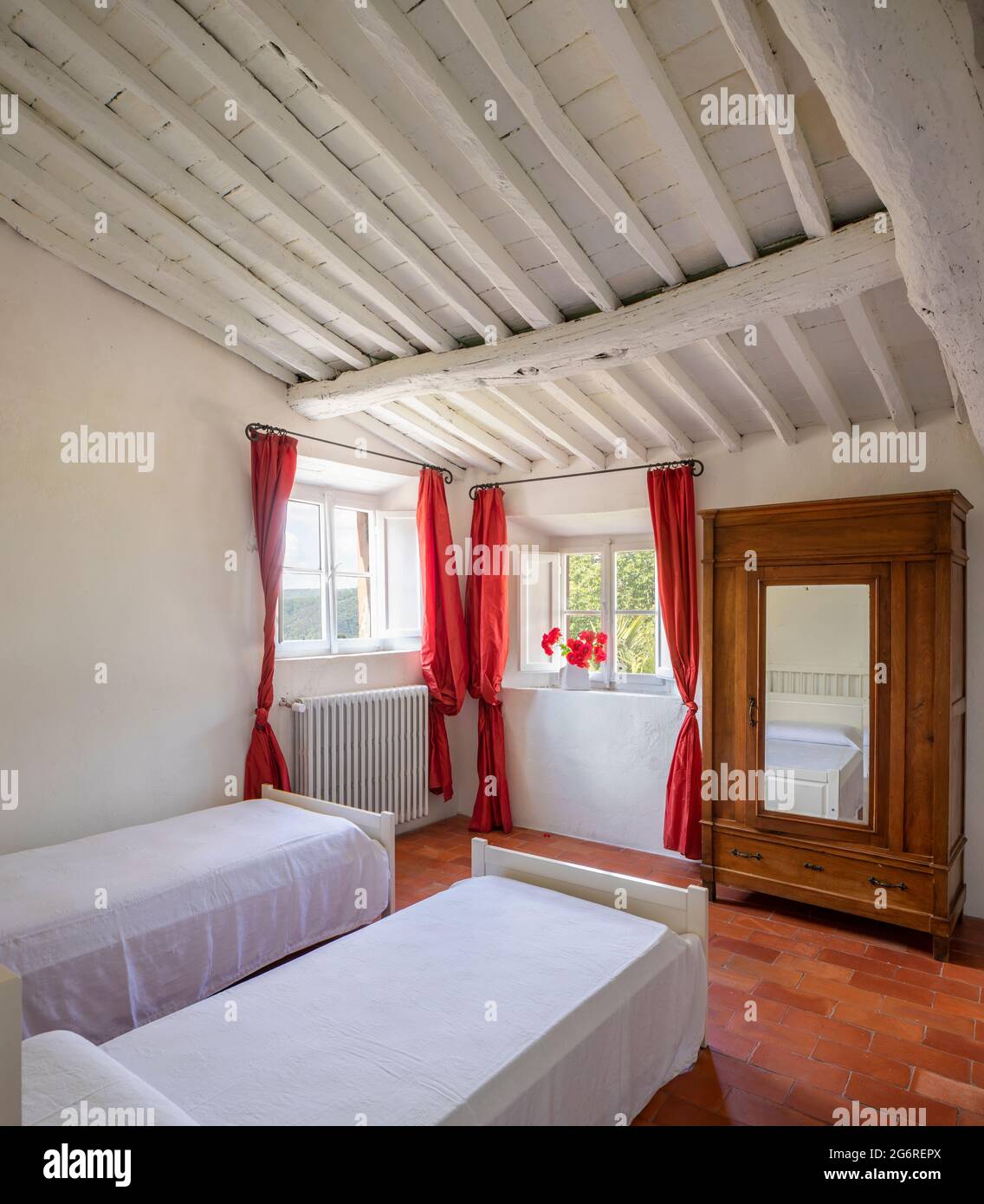 intérieur d'une chambre ancienne avec deux lits simples. Personne à l'intérieur Banque D'Images