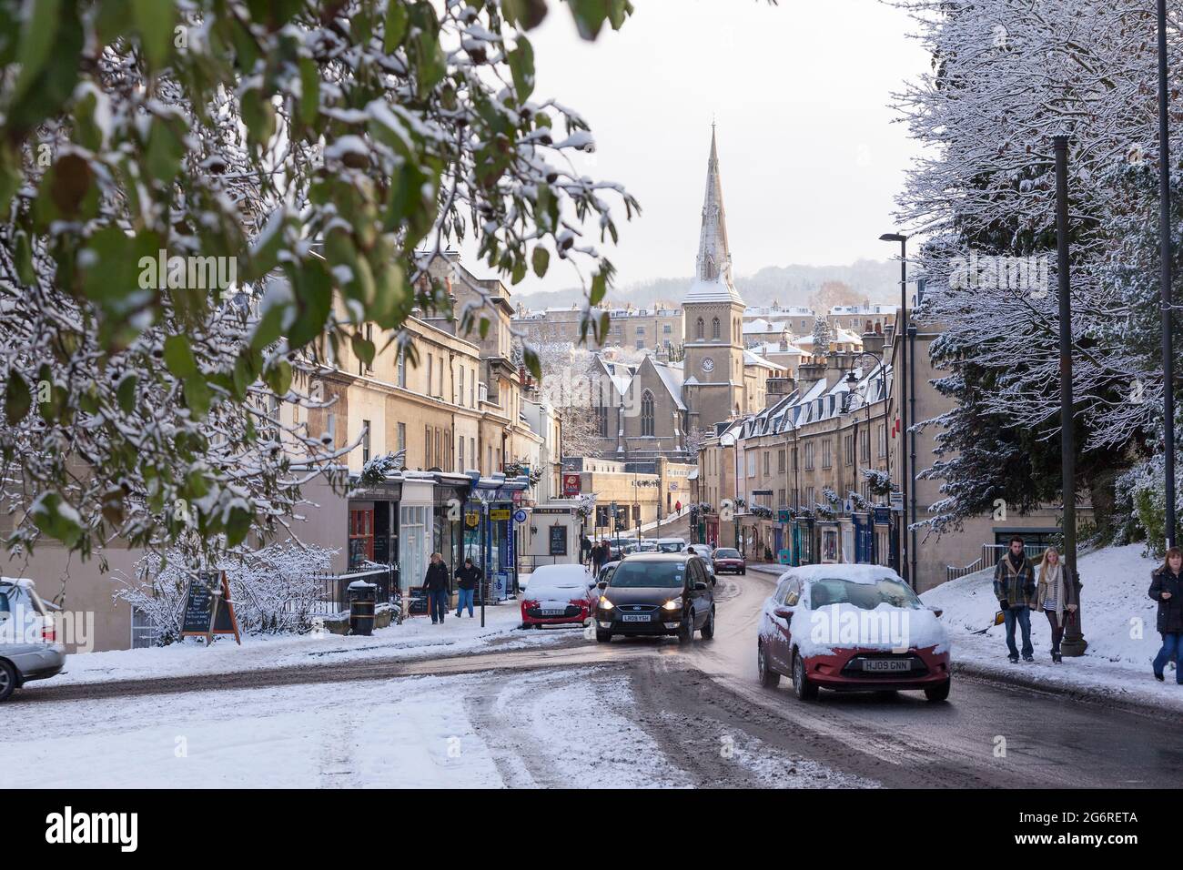 BATH, ROYAUME-UNI - 18 DÉCEMBRE 2010 : Claverton Street à Widcombe en hiver avec des bâtiments enneigés. Banque D'Images