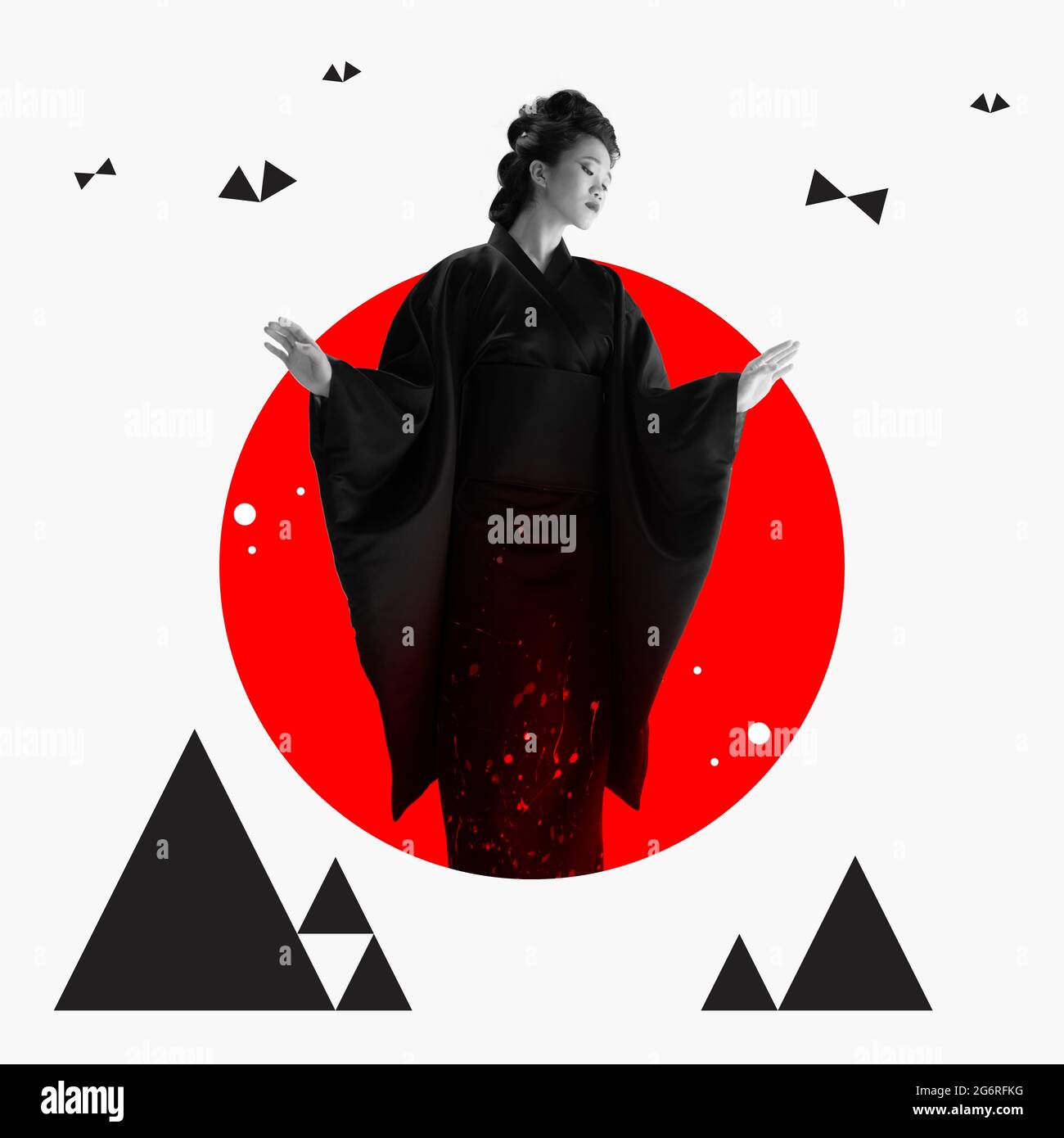 Yong femme asiatique vêtue de vêtements japonais ethniques sur un cercle rouge sur fond blanc. Collage artistique, image créative, Banque D'Images