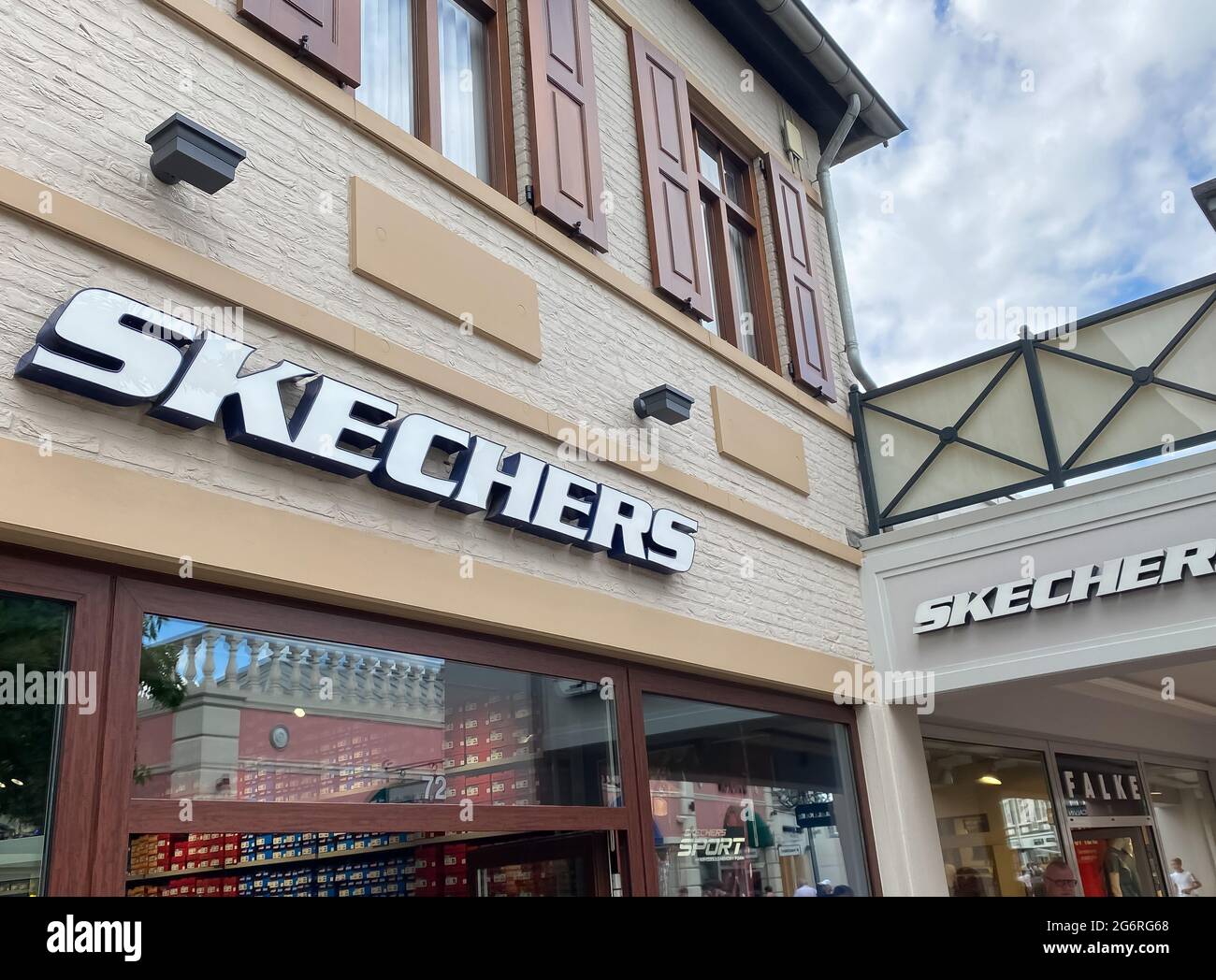 Roermond, pays-Bas - 1er juillet. 2021: Vue sur la façade du magasin avec le logo des Sneakers skechers mode (accent sur la partie droite du lettrage gauche) Banque D'Images