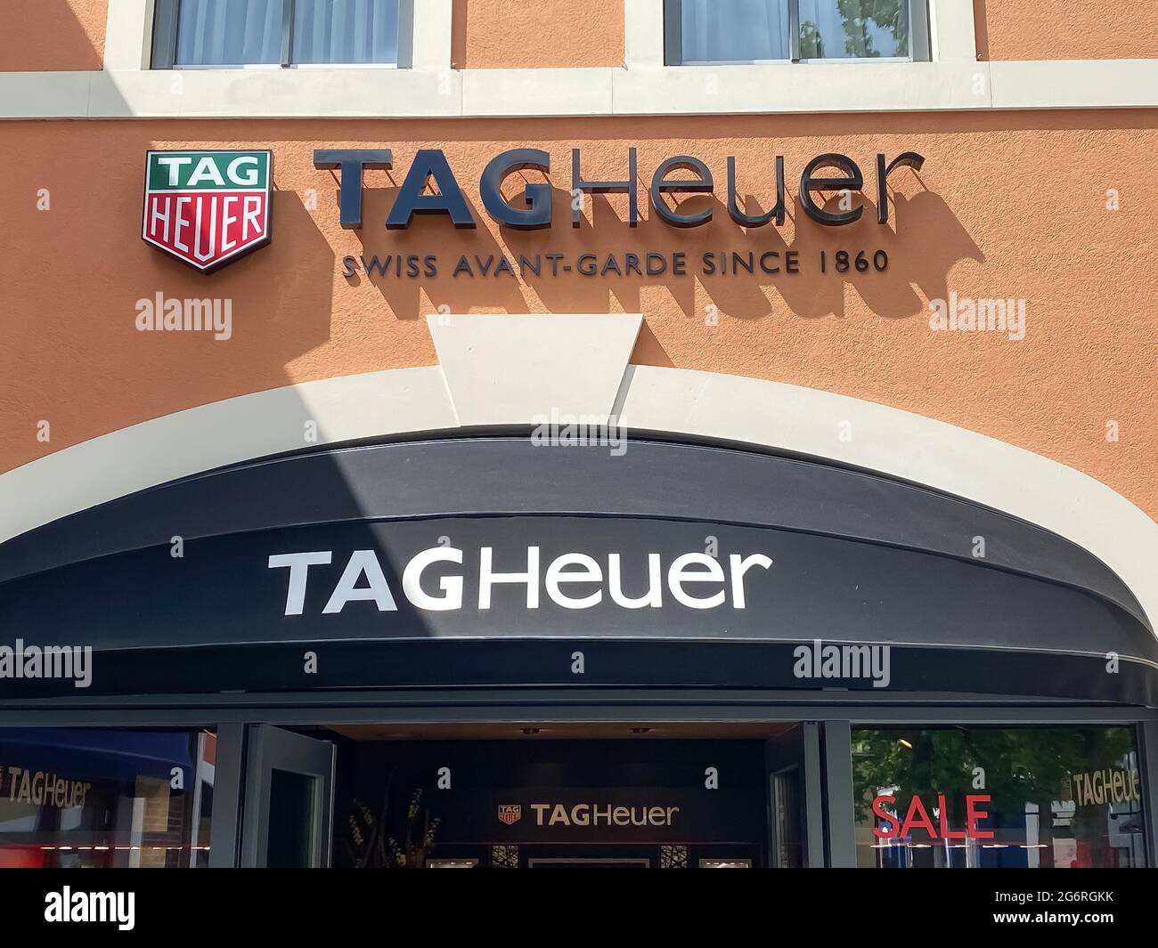 Roermond, pays-Bas - 1er juillet. 2021: Vue sur la façade du magasin avec le logo de TAG Heuer swiss Luxury watches comany Banque D'Images