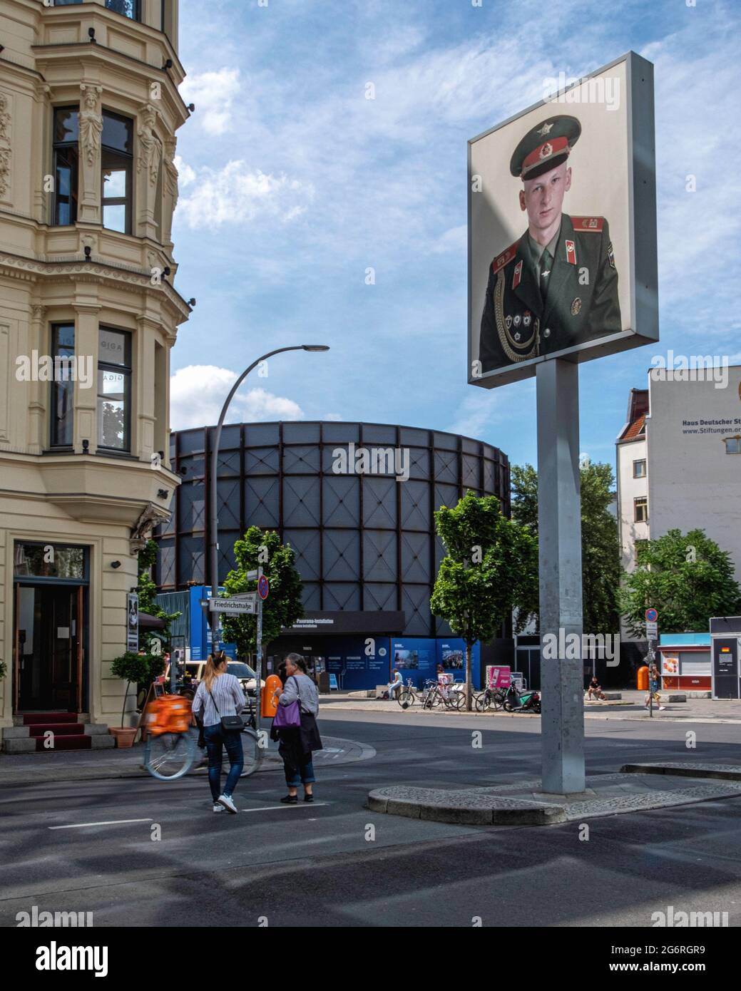 Photo du soldat soviétique au poste frontalier Checkpoint Charlie et bâtiment rond abritant l'exposition murale, Mitte, Berlin, Banque D'Images