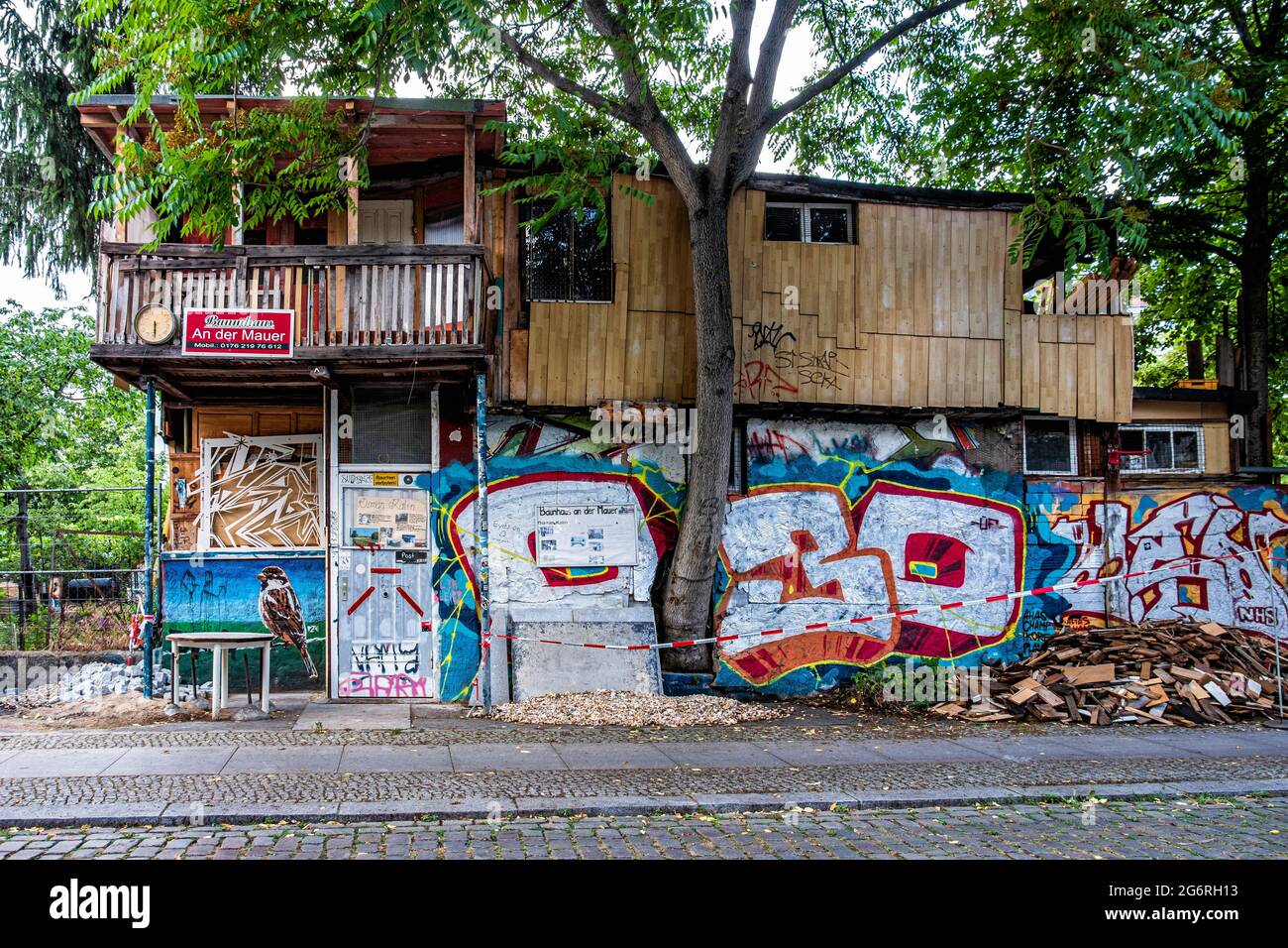 Berlin, Kreuzberg.Baumhaus an der Mauer Garten,Tree-House au mur. Maison & jardin légumes construit à partir de matériaux recyclés, régénérés par Osman Kalin Banque D'Images