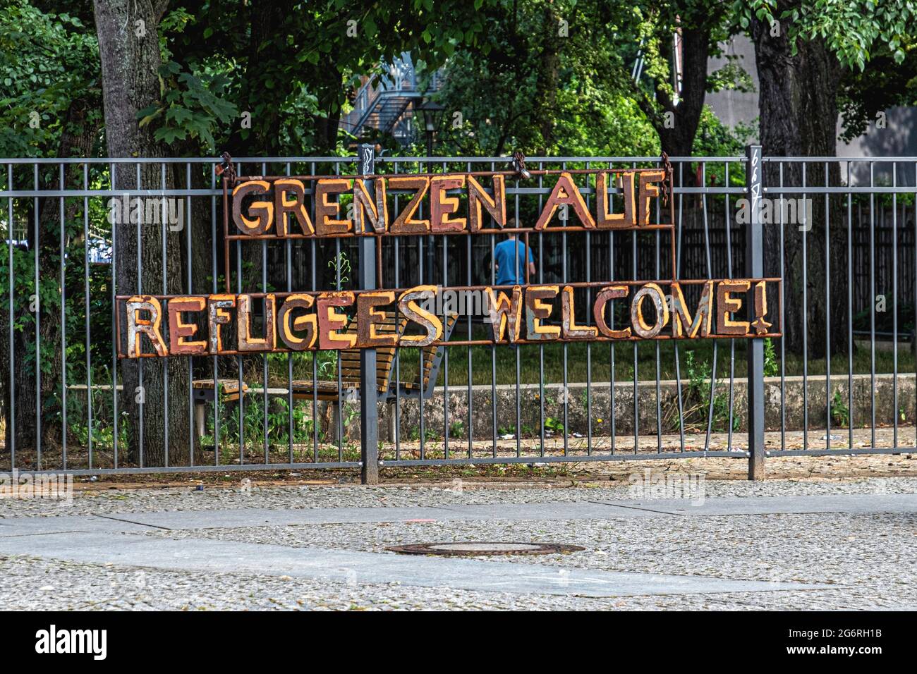 Grenzen Alif Refugees Welcom signe sur la clôture à Mitte Berlin Banque D'Images