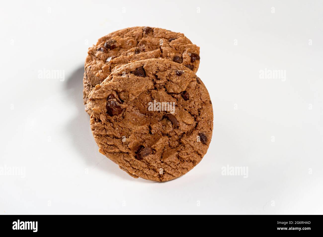 Assiette de biscuits aux pépites de chocolat fraîchement cuites. Fond blanc, mise au point sélective Banque D'Images