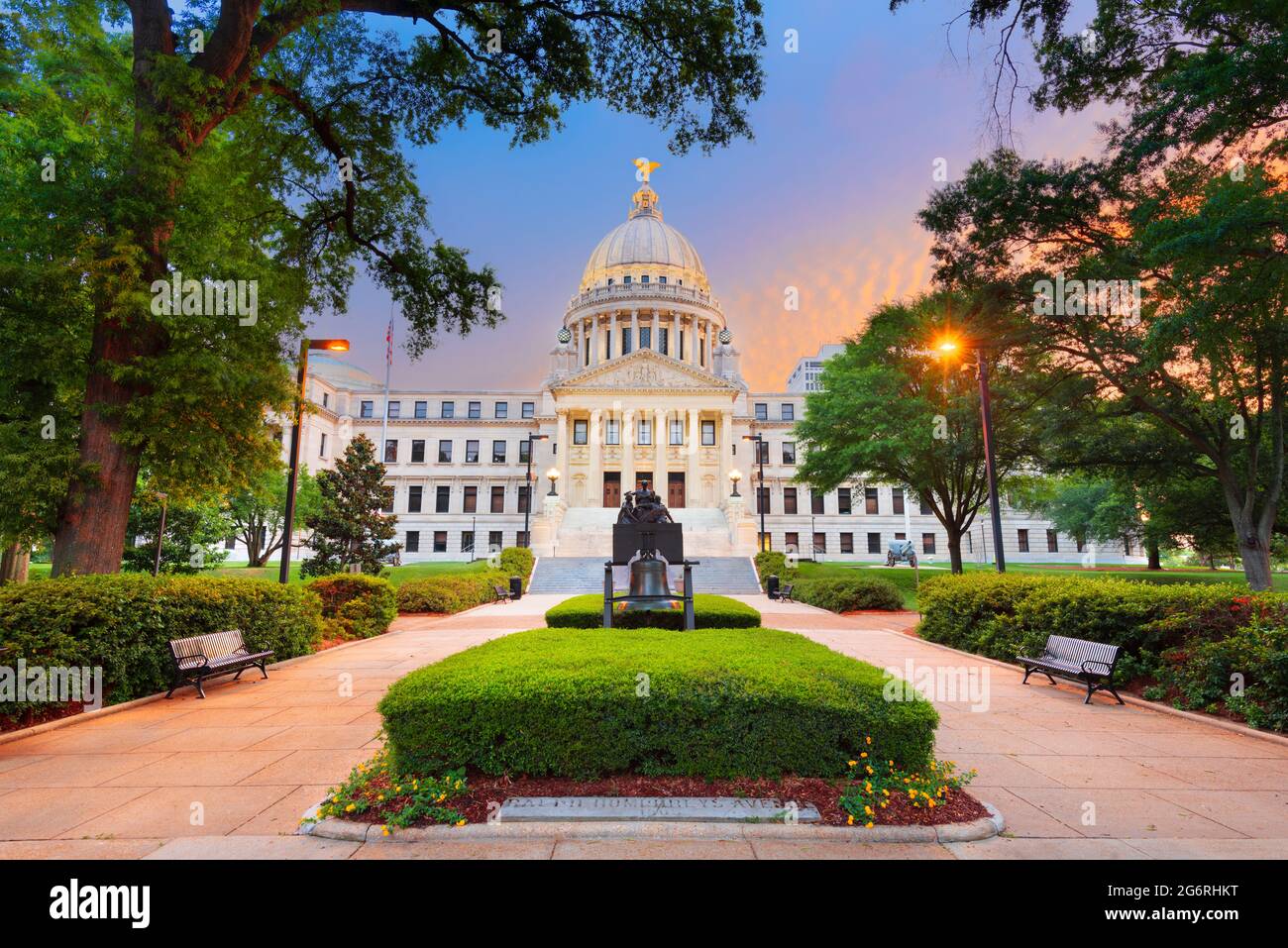 Capitole de l'État du Mississippi à Jackson, Mississippi, États-Unis au crépuscule avec le Monument aux femmes de la Confédération datant de 1917. Banque D'Images